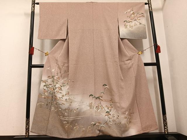 ■■■　サイズ　■■■ 身丈 151.5cm（肩から） 裄丈 62.5cm 袖丈 47cm　縫込み 5cm 袖幅 32cm 前幅 22cm 後幅 28.5cm 着物縫いこみ 内揚げ 7cm 裄 お袖側 約2cm　身頃側 約3cm ■■■　商品詳細　■■■ 【正絹】 状態は接写画像のように袖口・右袖・衿山に薄い汚れがございますが その他特に目立ったシミ汚れなどもなく大変良い状態です。 大変上質な逸品になります。 お安く出品致しますので、是非この機会にいかがでしょうか？ ■■■　注意事項　■■■ ■モニター発色の具合により色合いが異なる場合がございます。 ■寸法は多少の誤差が生じる場合がございますのでご了承ください。 ■縫込みの長さが左右非対称の場合は短い部分を記載しております。 左右非対称であってもご返品・お値引き等の保証は出来かねますので、ご了承の上ご購入をお願い致します。 ■シミ等のチェックには注意を払っておりますが、見落としがある場合もございますし、個人の見解も様々ですので神経質な方のご購入はお控えください。 ■箪笥に入っておりました着物や帯なので畳みシワや匂いがあるものもございます。 ■お休みは基本的に土日祝となりますが、その他臨時でお休みする場合がございますのでご了承ください。 ■商品の発送は平日のみの発送となります。 ■夜間と土曜、日曜日はお問い合わせの回答が遅れる場合がございます。 ■当店では、お直し、紋入れ、お手入れ等は承っておりません。 ■生地の状態（ヤケ、経年劣化等）によってはサイズ直しが出来ない場合がございます。 その点もどうかご了承のうえ、ご購入をお願いいたします。 ■弊社で取り扱う商品は一点ものにつき、時期や在庫状況に応じて金額が変更となる場合がございます。 ■検針は行っておりません。予めご了承いただきますようお願いいたします。 ■【洗える着物】と記載のある商品におきましては、商品お届け後に洗濯を行ってしまってからのご返品にはご対応しかねます。 念の為、専門店でのお手入れをお願いいたします。 ■着物のサイズ目安は下記を参考ください↓ ＜女性着物＞　お端折り次第で＋5cm　−1cmが着用可能サイズ 　例）身丈170cmの場合、身長160cm〜175cm ＜男性着物＞　身丈＋約25cm〜27cm程が適応身長 　例）身丈155cmの場合、身長180〜182cm