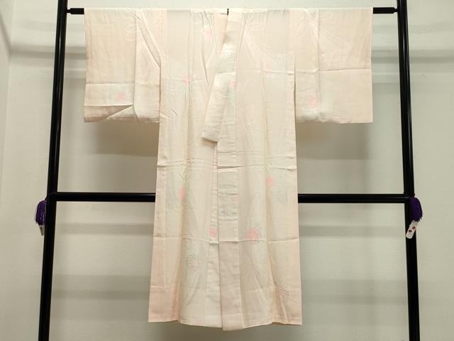 ■■■　サイズ　■■■ 身丈 126cm（肩から） 裄丈 62cm 袖丈 48.5cm　縫込み 2.5cm 袖幅 31.5cm 前幅 26.5cm 後幅 31cm 着物縫いこみ 内揚げ 0cm 裄 お袖側 約3.5cm　身頃側 約2cm ■■■　商品詳細　■■■ 【正絹】 状態は画像を添付しておりますので、そちらをご確認下さいますよう宜しくお願い致します。 大変上質な逸品になります。 お安く出品致しますので、是非この機会にいかがでしょうか？ ■■■　注意事項　■■■ ■モニター発色の具合により色合いが異なる場合がございます。 ■寸法は多少の誤差が生じる場合がございますのでご了承ください。 ■縫込みの長さが左右非対称の場合は短い部分を記載しております。 左右非対称であってもご返品・お値引き等の保証は出来かねますので、ご了承の上ご購入をお願い致します。 ■シミ等のチェックには注意を払っておりますが、見落としがある場合もございますし、個人の見解も様々ですので神経質な方のご購入はお控えください。 ■箪笥に入っておりました着物や帯なので畳みシワや匂いがあるものもございます。 ■お休みは基本的に土日祝となりますが、その他臨時でお休みする場合がございますのでご了承ください。 ■商品の発送は平日のみの発送となります。 ■夜間と土曜、日曜日はお問い合わせの回答が遅れる場合がございます。 ■当店では、お直し、紋入れ、お手入れ等は承っておりません。 ■生地の状態（ヤケ、経年劣化等）によってはサイズ直しが出来ない場合がございます。 その点もどうかご了承のうえ、ご購入をお願いいたします。 ■弊社で取り扱う商品は一点ものにつき、時期や在庫状況に応じて金額が変更となる場合がございます。 ■検針は行っておりません。予めご了承いただきますようお願いいたします。 ■【洗える着物】と記載のある商品におきましては、商品お届け後に洗濯を行ってしまってからのご返品にはご対応しかねます。 念の為、専門店でのお手入れをお願いいたします。 ■着物のサイズ目安は下記を参考ください↓ ＜女性着物＞　お端折り次第で＋5cm　−1cmが着用可能サイズ 　例）身丈170cmの場合、身長160cm〜175cm ＜男性着物＞　身丈＋約25cm〜27cm程が適応身長 　例）身丈155cmの場合、身長180〜182cm