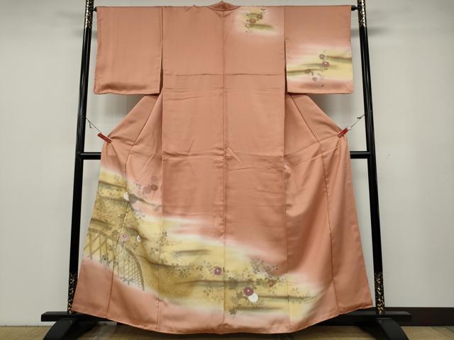 ■■■　サイズ　■■■ 身丈 160.5cm（肩から） 裄丈 65cm 袖丈 48cm　縫込み 7cm 袖幅 33.5cm 前幅 23cm 後幅 29.5cm 着物縫いこみ 内揚げ 7cm 裄 お袖側 約2cm　身頃側 約2cm ■■■　商品詳細　■■■ 【正絹】 状態は特に目立ったシミ汚れなどもなく大変良い状態です。 大変上質な逸品になります。 お安く出品致しますので、是非この機会にいかがでしょうか？ ■■■　注意事項　■■■ ■モニター発色の具合により色合いが異なる場合がございます。 ■寸法は多少の誤差が生じる場合がございますのでご了承ください。 ■縫込みの長さが左右非対称の場合は短い部分を記載しております。 左右非対称であってもご返品・お値引き等の保証は出来かねますので、ご了承の上ご購入をお願い致します。 ■シミ等のチェックには注意を払っておりますが、見落としがある場合もございますし、個人の見解も様々ですので神経質な方のご購入はお控えください。 ■箪笥に入っておりました着物や帯なので畳みシワや匂いがあるものもございます。 ■お休みは基本的に土日祝となりますが、その他臨時でお休みする場合がございますのでご了承ください。 ■商品の発送は平日のみの発送となります。 ■夜間と土曜、日曜日はお問い合わせの回答が遅れる場合がございます。 ■当店では、お直し、紋入れ、お手入れ等は承っておりません。 ■生地の状態（ヤケ、経年劣化等）によってはサイズ直しが出来ない場合がございます。 その点もどうかご了承のうえ、ご購入をお願いいたします。 ■弊社で取り扱う商品は一点ものにつき、時期や在庫状況に応じて金額が変更となる場合がございます。 ■検針は行っておりません。予めご了承いただきますようお願いいたします。 ■【洗える着物】と記載のある商品におきましては、商品お届け後に洗濯を行ってしまってからのご返品にはご対応しかねます。 念の為、専門店でのお手入れをお願いいたします。 ■着物のサイズ目安は下記を参考ください↓ ＜女性着物＞　お端折り次第で＋5cm　−1cmが着用可能サイズ 　例）身丈170cmの場合、身長160cm〜175cm ＜男性着物＞　身丈＋約25cm〜27cm程が適応身長 　例）身丈155cmの場合、身長180〜182cm