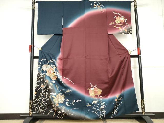 ■■■　サイズ　■■■ 身丈 160cm（肩から） 裄丈 64cm 袖丈 49cm　縫込み 5.5cm 袖幅 34cm 前幅 23cm 後幅 29.5cm 着物縫いこみ 内揚げ 7cm 裄 お袖側 約1.5cm　身頃側 約3.5cm ■■■　商品詳細　■■■ 【正絹】 状態は接写画像のように右袖前に薄い汚れがございますが その他特に目立ったシミ汚れなどもなく大変良い状態です。 大変上質な逸品になります。 お安く出品致しますので、是非この機会にいかがでしょうか？ ■■■　注意事項　■■■ ■モニター発色の具合により色合いが異なる場合がございます。 ■寸法は多少の誤差が生じる場合がございますのでご了承ください。 ■縫込みの長さが左右非対称の場合は短い部分を記載しております。 左右非対称であってもご返品・お値引き等の保証は出来かねますので、ご了承の上ご購入をお願い致します。 ■シミ等のチェックには注意を払っておりますが、見落としがある場合もございますし、個人の見解も様々ですので神経質な方のご購入はお控えください。 ■箪笥に入っておりました着物や帯なので畳みシワや匂いがあるものもございます。 ■お休みは基本的に土日祝となりますが、その他臨時でお休みする場合がございますのでご了承ください。 ■商品の発送は平日のみの発送となります。 ■夜間と土曜、日曜日はお問い合わせの回答が遅れる場合がございます。 ■当店では、お直し、紋入れ、お手入れ等は承っておりません。 ■生地の状態（ヤケ、経年劣化等）によってはサイズ直しが出来ない場合がございます。 その点もどうかご了承のうえ、ご購入をお願いいたします。 ■弊社で取り扱う商品は一点ものにつき、時期や在庫状況に応じて金額が変更となる場合がございます。 ■検針は行っておりません。予めご了承いただきますようお願いいたします。 ■【洗える着物】と記載のある商品におきましては、商品お届け後に洗濯を行ってしまってからのご返品にはご対応しかねます。 念の為、専門店でのお手入れをお願いいたします。 ■写真に写っている物が全てになります。それ以外の付属品はございませんのでご了承ください。 ■状態に関する写真につきましては、掲載可能な写真枚数に限りがあるため、各箇所につき1枚参考画像を掲載しております。 ■着物のサイズ目安は下記を参考ください↓ ＜女性着物＞　お端折り次第で＋5cm　−1cmが着用可能サイズ 　例）身丈170cmの場合、身長160cm〜175cm ＜男性着物＞　身丈＋約25cm〜27cm程が適応身長 　例）身丈155cmの場合、身長180〜182cm