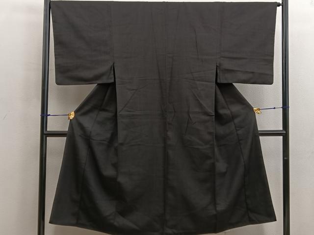 ■■■　サイズ　■■■ 身丈 137cm（肩から） 裄丈 65.5cm 袖丈 49.5cm　縫込み 1cm 袖幅 33.5cm 前幅 22cm 後幅 29cm 着物縫いこみ 内揚げ 0cm 裄 お袖側 約1cm　身頃側 約2.5cm ■■■　商品詳細　■■■ 【正絹】 状態は画像を添付しておりますので、そちらをご確認下さいますよう宜しくお願い致します。 大変上質な逸品になります。 お安く出品致しますので、是非この機会にいかがでしょうか？ ■■■　注意事項　■■■ ■モニター発色の具合により色合いが異なる場合がございます。 ■寸法は多少の誤差が生じる場合がございますのでご了承ください。 ■縫込みの長さが左右非対称の場合は短い部分を記載しております。 左右非対称であってもご返品・お値引き等の保証は出来かねますので、ご了承の上ご購入をお願い致します。 ■シミ等のチェックには注意を払っておりますが、見落としがある場合もございますし、個人の見解も様々ですので神経質な方のご購入はお控えください。 ■箪笥に入っておりました着物や帯なので畳みシワや匂いがあるものもございます。 ■お休みは基本的に土日祝となりますが、その他臨時でお休みする場合がございますのでご了承ください。 ■商品の発送は平日のみの発送となります。 ■夜間と土曜、日曜日はお問い合わせの回答が遅れる場合がございます。 ■当店では、お直し、紋入れ、お手入れ等は承っておりません。 ■生地の状態（ヤケ、経年劣化等）によってはサイズ直しが出来ない場合がございます。 その点もどうかご了承のうえ、ご購入をお願いいたします。 ■弊社で取り扱う商品は一点ものにつき、時期や在庫状況に応じて金額が変更となる場合がございます。 ■検針は行っておりません。予めご了承いただきますようお願いいたします。 ■【洗える着物】と記載のある商品におきましては、商品お届け後に洗濯を行ってしまってからのご返品にはご対応しかねます。 念の為、専門店でのお手入れをお願いいたします。 ■着物のサイズ目安は下記を参考ください↓ ＜女性着物＞　お端折り次第で＋5cm　−1cmが着用可能サイズ 　例）身丈170cmの場合、身長160cm〜175cm ＜男性着物＞　身丈＋約25cm〜27cm程が適応身長 　例）身丈155cmの場合、身長180〜182cm