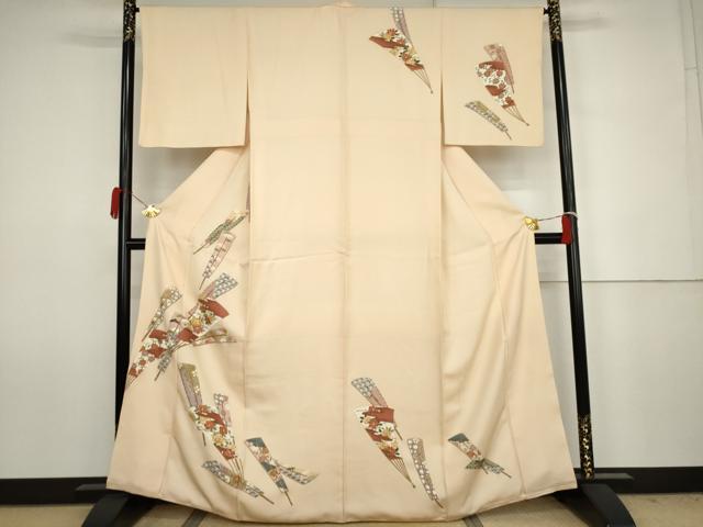 ■■■　サイズ　■■■ 身丈 163.5cm（肩から） 裄丈 66cm 袖丈 48.5cm　縫込み 6cm 袖幅 34cm 前幅 25cm 後幅 30.5cm 着物縫いこみ 内揚げ 0cm 裄 お袖側 約1cm　身頃側 約2cm ■■■　商品詳細　■■■ 【正絹】 状態は接写画像のように後身頃・衿山・両袖に薄い汚れがございますが その他特に目立ったシミ汚れなどもなく大変良い状態です。 大変上質な逸品になります。 お安く出品致しますので、是非この機会にいかがでしょうか？ ■■■　注意事項　■■■ ■モニター発色の具合により色合いが異なる場合がございます。 ■寸法は多少の誤差が生じる場合がございますのでご了承ください。 ■縫込みの長さが左右非対称の場合は短い部分を記載しております。 左右非対称であってもご返品・お値引き等の保証は出来かねますので、ご了承の上ご購入をお願い致します。 ■シミ等のチェックには注意を払っておりますが、見落としがある場合もございますし、個人の見解も様々ですので神経質な方のご購入はお控えください。 ■箪笥に入っておりました着物や帯なので畳みシワや匂いがあるものもございます。 ■お休みは基本的に土日祝となりますが、その他臨時でお休みする場合がございますのでご了承ください。 ■商品の発送は平日のみの発送となります。 ■夜間と土曜、日曜日はお問い合わせの回答が遅れる場合がございます。 ■当店では、お直し、紋入れ、お手入れ等は承っておりません。 ■生地の状態（ヤケ、経年劣化等）によってはサイズ直しが出来ない場合がございます。 その点もどうかご了承のうえ、ご購入をお願いいたします。 ■弊社で取り扱う商品は一点ものにつき、時期や在庫状況に応じて金額が変更となる場合がございます。 ■検針は行っておりません。予めご了承いただきますようお願いいたします。 ■【洗える着物】と記載のある商品におきましては、商品お届け後に洗濯を行ってしまってからのご返品にはご対応しかねます。 念の為、専門店でのお手入れをお願いいたします。 ■写真に写っている物が全てになります。それ以外の付属品はございませんのでご了承ください。 ■状態に関する写真につきましては、掲載可能な写真枚数に限りがあるため、各箇所につき1枚参考画像を掲載しております。 ■着物のサイズ目安は下記を参考ください↓ ＜女性着物＞　お端折り次第で＋5cm　−1cmが着用可能サイズ 　例）身丈170cmの場合、身長160cm〜175cm ＜男性着物＞　身丈＋約25cm〜27cm程が適応身長 　例）身丈155cmの場合、身長180〜182cm