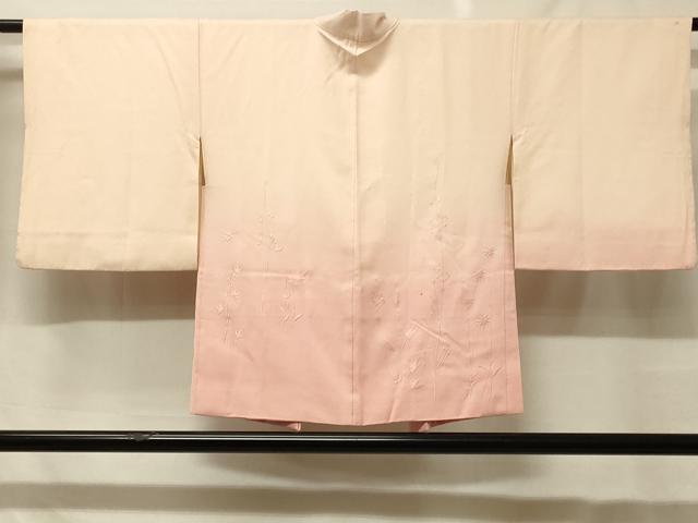 ■■■　サイズ　■■■ 身丈 72cm（肩から） 裄丈 62.5cm 袖丈 47cm　縫込み 5cm 袖幅 32.5cm 前幅 17.5cm 後幅 27.5cm 裄 お袖側 約1cm　身頃側 約2cm ■■■　商品詳細　■■■ 【正絹】 状態は接写画像のように後身頃・左袖前・右袖後・羽裏に薄い汚れがございますが その他特に目立ったシミ汚れなどもなく大変良い状態です。 大変上質な逸品になります。 お安く出品致しますので、是非この機会にいかがでしょうか？ ■■■　注意事項　■■■ ■モニター発色の具合により色合いが異なる場合がございます。 ■寸法は多少の誤差が生じる場合がございますのでご了承ください。 ■縫込みの長さが左右非対称の場合は短い部分を記載しております。 左右非対称であってもご返品・お値引き等の保証は出来かねますので、ご了承の上ご購入をお願い致します。 ■シミ等のチェックには注意を払っておりますが、見落としがある場合もございますし、個人の見解も様々ですので神経質な方のご購入はお控えください。 ■箪笥に入っておりました着物や帯なので畳みシワや匂いがあるものもございます。 ■お休みは基本的に土日祝となりますが、その他臨時でお休みする場合がございますのでご了承ください。 ■商品の発送は平日のみの発送となります。 ■夜間と土曜、日曜日はお問い合わせの回答が遅れる場合がございます。 ■当店では、お直し、紋入れ、お手入れ等は承っておりません。 ■生地の状態（ヤケ、経年劣化等）によってはサイズ直しが出来ない場合がございます。 その点もどうかご了承のうえ、ご購入をお願いいたします。 ■弊社で取り扱う商品は一点ものにつき、時期や在庫状況に応じて金額が変更となる場合がございます。 ■検針は行っておりません。予めご了承いただきますようお願いいたします。 ■【洗える着物】と記載のある商品におきましては、商品お届け後に洗濯を行ってしまってからのご返品にはご対応しかねます。 念の為、専門店でのお手入れをお願いいたします。 ■着物のサイズ目安は下記を参考ください↓ ＜女性着物＞　お端折り次第で＋5cm　−1cmが着用可能サイズ 　例）身丈170cmの場合、身長160cm〜175cm ＜男性着物＞　身丈＋約25cm〜27cm程が適応身長 　例）身丈155cmの場合、身長180〜182cm