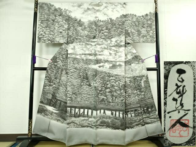 ■■■　サイズ　■■■ 身丈 157cm（肩から） 裄丈 68.5cm 袖丈 48.5cm　 縫込み 4cm 袖幅 34cm 前幅 29cm 後幅 33cm 着物縫いこみ 内揚げ 11cm 裄 お袖側 約 3cm　身頃側 約 2cm ■■■　商品詳細　■■■ 【正絹】 状態は特に目立ったシミ汚れなどもなく大変良い状態です。 染人・山岡古都は、染色家として話題作を次々と世に問い続けると共に、 草木染や古代染の研究家としても、つねに我が国の染織界をリードしました。 装う女性に「よろこび」と「感動」を与える染色作品を創作するため、 染色のメッカ京都と天然染料の宝庫である沖縄に工房と伝統工芸館を創設して、 古代染の再現と新しい染の可能性を見出し、 生涯を通して幅広い活動をエネルギッシュに続けられました。 大変上質な極上の逸品になります。 お安く出品致しますので、是非この機会にいかがでしょうか？ ■■■　注意事項　■■■ ■モニター発色の具合により色合いが異なる場合がございます。 ■寸法は多少の誤差が生じる場合がございますのでご了承ください。 ■縫込みの長さが左右非対称の場合は短い部分を記載しております。 左右非対称であってもご返品・お値引き等の保証は出来かねますので、ご了承の上ご購入をお願い致します。 ■シミ等のチェックには注意を払っておりますが、見落としがある場合もございますし、個人の見解も様々ですので神経質な方のご購入はお控えください。 ■箪笥に入っておりました着物や帯なので畳みシワや匂いがあるものもございます。 ■お休みは基本的に土日祝となりますが、その他臨時でお休みする場合がございますのでご了承ください。 ■商品の発送は平日のみの発送となります。 ■夜間と土曜、日曜日はお問い合わせの回答が遅れる場合がございます。 ■当店では、お直し、紋入れ、お手入れ等は承っておりません。 ■生地の状態（ヤケ、経年劣化等）によってはサイズ直しが出来ない場合がございます。 その点もどうかご了承のうえ、ご購入をお願いいたします。 ■弊社で取り扱う商品は一点ものにつき、時期や在庫状況に応じて金額が変更となる場合がございます。 ■検針は行っておりません。予めご了承いただきますようお願いいたします。 ■【洗える着物】と記載のある商品におきましては、商品お届け後に洗濯を行ってしまってからのご返品にはご対応しかねます。 念の為、専門店でのお手入れをお願いいたします。 ■着物のサイズ目安は下記を参考ください↓ ＜女性着物＞　お端折り次第で＋5?　−10?が着用可能サイズ 　例）身丈170?の場合、身長160?〜175? ＜男性着物＞　身丈＋約25?〜27?程が適応身長 　例）身丈155?の場合、身長180〜182?