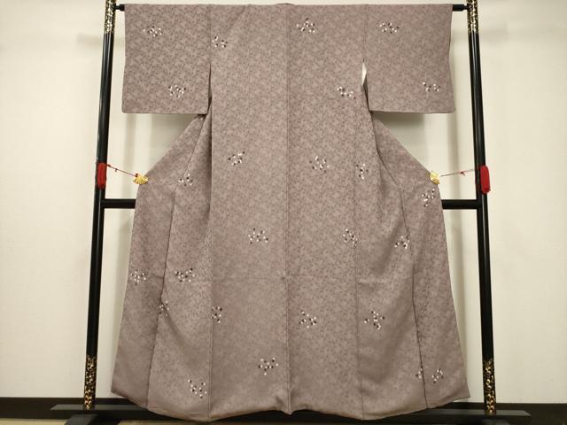 ■■■　サイズ　■■■ 身丈 153cm（肩から） 裄丈 64cm 袖丈 43.5cm　縫込み 6cm 袖幅 33cm 前幅 22.5cm 後幅 28.5cm 着物縫いこみ 内揚げ 2cm 裄 お袖側 約1cm　身頃側 約2cm ■■■　商品詳細　■■■ 【正絹】 状態は特に目立ったシミ汚れなどもなく大変良い状態です。 大変上質な逸品になります。 お安く出品致しますので、是非この機会にいかがでしょうか？ ■■■　注意事項　■■■ ■モニター発色の具合により色合いが異なる場合がございます。 ■寸法は多少の誤差が生じる場合がございますのでご了承ください。 ■縫込みの長さが左右非対称の場合は短い部分を記載しております。 左右非対称であってもご返品・お値引き等の保証は出来かねますので、ご了承の上ご購入をお願い致します。 ■シミ等のチェックには注意を払っておりますが、見落としがある場合もございますし、個人の見解も様々ですので神経質な方のご購入はお控えください。 ■箪笥に入っておりました着物や帯なので畳みシワや匂いがあるものもございます。 ■お休みは基本的に土日祝となりますが、その他臨時でお休みする場合がございますのでご了承ください。 ■商品の発送は平日のみの発送となります。 ■夜間と土曜、日曜日はお問い合わせの回答が遅れる場合がございます。 ■当店では、お直し、紋入れ、お手入れ等は承っておりません。 ■生地の状態（ヤケ、経年劣化等）によってはサイズ直しが出来ない場合がございます。 その点もどうかご了承のうえ、ご購入をお願いいたします。 ■弊社で取り扱う商品は一点ものにつき、時期や在庫状況に応じて金額が変更となる場合がございます。 ■検針は行っておりません。予めご了承いただきますようお願いいたします。 ■【洗える着物】と記載のある商品におきましては、商品お届け後に洗濯を行ってしまってからのご返品にはご対応しかねます。 念の為、専門店でのお手入れをお願いいたします。 ■着物のサイズ目安は下記を参考ください↓ ＜女性着物＞　お端折り次第で＋5cm　−1cmが着用可能サイズ 　例）身丈170cmの場合、身長160cm〜175cm ＜男性着物＞　身丈＋約25cm〜27cm程が適応身長 　例）身丈155cmの場合、身長180〜182cm