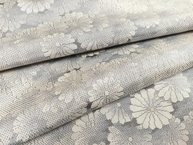 ■■■　サイズ　■■■ 身丈 168cm（肩から） 裄丈 67cm 袖丈 47cm　縫込み 1cm 袖幅 33.5cm 前幅 23cm 後幅 30.5cm 着物縫いこみ 内揚げ 0cm 裄 お袖側 約1cm　身頃側 約0cm ■■■　商品詳細　■■■ 【正絹】 状態は特に目立ったシミ汚れなどもなく大変良い状態です。 大変上質な逸品になります。 お安く出品致しますので、是非この機会にいかがでしょうか？ ■■■　注意事項　■■■ ■モニター発色の具合により色合いが異なる場合がございます。 ■寸法は多少の誤差が生じる場合がございますのでご了承ください。 ■シミ等のチェックには注意を払っておりますが、見落としがある場合もございますし、個人の見解も様々ですので神経質な方のご購入はお控えください。 ■箪笥に入っておりました着物や帯なので畳みシワや匂いがあるものもございます。 ■お休みは基本的に土日祝となりますが、その他臨時でお休みする場合がございますのでご了承ください。 ■商品の発送は平日のみの発送となります。 ■夜間と土曜、日曜日はお問い合わせの回答が遅れる場合がございます。 ■当店では、お直し、紋入れ、お手入れ等は承っておりません。 ■生地の状態（ヤケ、経年劣化等）によってはサイズ直しが出来ない場合がございます。 その点もどうかご了承のうえ、ご購入をお願いいたします。 ■着物のサイズ目安は下記を参考ください↓ ＜女性着物＞　身長-10cm+5cmが着用可能サイズ(お端折り次第) 　例）身長160cmの方→着物身丈150cm〜165cm ＜男性着物＞　身長-27cm ±5cmが着用可能サイズ 　例）身長170cmの方→着物身丈138cm〜148cm