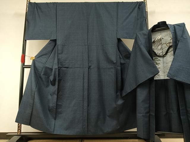 ■■■　サイズ　■■■ 【着物】 身丈 151cm（肩から） 裄丈 72.5cm 袖丈 49cm　縫込み 3.5cm 袖幅 36.5cm 前幅 30cm 後幅 35cm 着物縫いこみ 内揚げ 8.5cm 裄 お袖側 約3cm　身頃側 約3cm 【羽織】 身丈 97.5cm（肩から） 裄丈 72cm 袖丈 49cm　縫込み 2.5cm 袖幅 36cm 前幅 21cm 後幅 35cm 裄 お袖側 約3cm　身頃側 約3cm ■■■　商品詳細　■■■ 【正絹】 着物の状態は特に目立ったシミ汚れなどもなく大変良い状態です。 羽織の状態は接写画像のように後身頃に薄い汚れがございますが その他特に目立ったシミ汚れなどもなく大変良い状態です。 大変上質な逸品になります。 お安く出品致しますので、是非この機会にいかがでしょうか？ ■■■　注意事項　■■■ ■モニター発色の具合により色合いが異なる場合がございます。 ■寸法は多少の誤差が生じる場合がございますのでご了承ください。 ■縫込みの長さが左右非対称の場合は短い部分を記載しております。 左右非対称であってもご返品・お値引き等の保証は出来かねますので、ご了承の上ご購入をお願い致します。 ■シミ等のチェックには注意を払っておりますが、見落としがある場合もございますし、個人の見解も様々ですので神経質な方のご購入はお控えください。 ■箪笥に入っておりました着物や帯なので畳みシワや匂いがあるものもございます。 ■お休みは基本的に土日祝となりますが、その他臨時でお休みする場合がございますのでご了承ください。 ■商品の発送は平日のみの発送となります。 ■夜間と土曜、日曜日はお問い合わせの回答が遅れる場合がございます。 ■当店では、お直し、紋入れ、お手入れ等は承っておりません。 ■生地の状態（ヤケ、経年劣化等）によってはサイズ直しが出来ない場合がございます。 その点もどうかご了承のうえ、ご購入をお願いいたします。 ■弊社で取り扱う商品は一点ものにつき、時期や在庫状況に応じて金額が変更となる場合がございます。 ■検針は行っておりません。予めご了承いただきますようお願いいたします。 ■【洗える着物】と記載のある商品におきましては、商品お届け後に洗濯を行ってしまってからのご返品にはご対応しかねます。 念の為、専門店でのお手入れをお願いいたします。 ■写真に写っている物が全てになります。それ以外の付属品はございませんのでご了承ください。 ■状態に関する写真につきましては、掲載可能な写真枚数に限りがあるため、各箇所につき1枚参考画像を掲載しております。 ■着物のサイズ目安は下記を参考ください↓ ＜女性着物＞　お端折り次第で＋5cm　－1cmが着用可能サイズ 　例）身丈170cmの場合、身長160cm～175cm ＜男性着物＞　身丈＋約25cm～27cm程が適応身長 　例）身丈155cmの場合、身長180～182cm