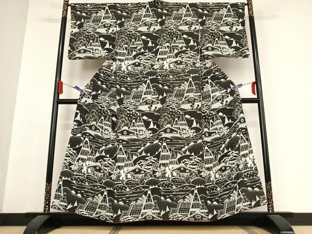 ■■■　サイズ　■■■ 身丈 156cm（肩から） 裄丈 65cm 袖丈 49cm　縫込み 6.5cm 袖幅 33cm 前幅 24cm 後幅 29cm 着物縫いこみ 内揚げ 4cm 裄 お袖側 約2cm　身頃側 約2cm ■■■　商品詳細　■■■ 【正絹】 状態は接写画像のように後身頃に変色、胴裏・衿に薄い汚れがございますが その他特に目立ったシミ汚れなどもなく大変良い状態です。 大変上質な逸品になります。 お安く出品致しますので、是非この機会にいかがでしょうか？ ■■■　注意事項　■■■ ■モニター発色の具合により色合いが異なる場合がございます。 ■寸法は多少の誤差が生じる場合がございますのでご了承ください。 ■縫込みの長さが左右非対称の場合は短い部分を記載しております。 左右非対称であってもご返品・お値引き等の保証は出来かねますので、ご了承の上ご購入をお願い致します。 ■シミ等のチェックには注意を払っておりますが、見落としがある場合もございますし、個人の見解も様々ですので神経質な方のご購入はお控えください。 ■箪笥に入っておりました着物や帯なので畳みシワや匂いがあるものもございます。 ■お休みは基本的に土日祝となりますが、その他臨時でお休みする場合がございますのでご了承ください。 ■商品の発送は平日のみの発送となります。 ■夜間と土曜、日曜日はお問い合わせの回答が遅れる場合がございます。 ■当店では、お直し、紋入れ、お手入れ等は承っておりません。 ■生地の状態（ヤケ、経年劣化等）によってはサイズ直しが出来ない場合がございます。 その点もどうかご了承のうえ、ご購入をお願いいたします。 ■弊社で取り扱う商品は一点ものにつき、時期や在庫状況に応じて金額が変更となる場合がございます。 ■検針は行っておりません。予めご了承いただきますようお願いいたします。 ■【洗える着物】と記載のある商品におきましては、商品お届け後に洗濯を行ってしまってからのご返品にはご対応しかねます。 念の為、専門店でのお手入れをお願いいたします。 ■着物のサイズ目安は下記を参考ください↓ ＜女性着物＞　お端折り次第で＋5?　−10?が着用可能サイズ 　例）身丈170?の場合、身長160?〜175? ＜男性着物＞　身丈＋約25?〜27?程が適応身長 　例）身丈155?の場合、身長180〜182?