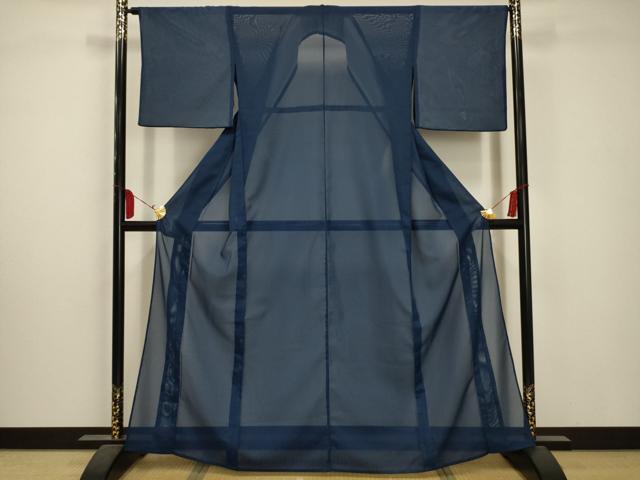 ■■■　サイズ　■■■ 身丈 162cm（肩から） 裄丈 65cm 袖丈 45cm　縫込み 2cm 袖幅 32cm 前幅 23cm 後幅 30cm 着物縫いこみ 内揚げ 0cm 裄 お袖側 約1.5cm　身頃側 約0cm ■■■　商品詳細　■■■ 【化繊・紋なし】 状態は接写画像のように右袖後に薄い汚れがございますが その他特に目立ったシミ汚れなどもなく大変良い状態です。 お安く出品致しますので、是非この機会にいかがでしょうか？ ■■■　注意事項　■■■ ■モニター発色の具合により色合いが異なる場合がございます。 ■寸法は多少の誤差が生じる場合がございますのでご了承ください。 ■縫込みの長さが左右非対称の場合は短い部分を記載しております。 左右非対称であってもご返品・お値引き等の保証は出来かねますので、ご了承の上ご購入をお願い致します。 ■シミ等のチェックには注意を払っておりますが、見落としがある場合もございますし、個人の見解も様々ですので神経質な方のご購入はお控えください。 ■箪笥に入っておりました着物や帯なので畳みシワや匂いがあるものもございます。 ■お休みは基本的に土日祝となりますが、その他臨時でお休みする場合がございますのでご了承ください。 ■商品の発送は平日のみの発送となります。 ■夜間と土曜、日曜日はお問い合わせの回答が遅れる場合がございます。 ■当店では、お直し、紋入れ、お手入れ等は承っておりません。 ■生地の状態（ヤケ、経年劣化等）によってはサイズ直しが出来ない場合がございます。 その点もどうかご了承のうえ、ご購入をお願いいたします。 ■弊社で取り扱う商品は一点ものにつき、時期や在庫状況に応じて金額が変更となる場合がございます。 ■検針は行っておりません。予めご了承いただきますようお願いいたします。 ■【洗える着物】と記載のある商品におきましては、商品お届け後に洗濯を行ってしまってからのご返品にはご対応しかねます。 念の為、専門店でのお手入れをお願いいたします。 ■着物のサイズ目安は下記を参考ください↓ ＜女性着物＞　お端折り次第で＋5?　−10?が着用可能サイズ 　例）身丈170?の場合、身長160?〜175? ＜男性着物＞　身丈＋約25?〜27?程が適応身長 　例）身丈155?の場合、身長180〜182?