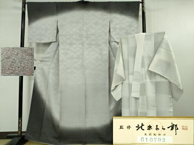 ■■■　サイズ　■■■ 【訪問着】 身丈 162.5cm（肩から） 裄丈 66.5cm 袖丈 49cm　 縫込み 5cm 袖幅 34.5cm 前幅 22.5cm 後幅 28.5cm 着物縫いこみ 内揚げ 10cm 裄 お袖側 約 3cm　身頃側 約 4cm 【長襦袢】 身丈 124.5cm（肩から） 裄丈 65.5cm 袖丈 48cm　 縫込み 7.5cm 袖幅 33cm 前幅 26cm 後幅 30.5cm 着物縫いこみ 内揚げ 7cm 裄 お袖側 約 3.5cm　身頃側 約 1cm ■■■　商品詳細　■■■ 【正絹・未使用・長襦袢:無双仕立て】 状態は特に目立ったシミ汚れなどもなく大変良い状態です。 北出与三郎　略歴 昭和13年　京都下京区に生まれる 昭和27年　京都大丸で絵画部門にて特撰。以後、堀川高校 　　　　　　　 在籍巾「京展油絵部門」にて多数入選 昭和30年　染織工芸家の父、北出与三郎に師事 昭和34年　父 北出与三郎共に時の「皇后陛下」のご紋服の 　　　　　　　 ご注文を承り創作にあたる 昭和35年　前年に引き続き「美智子妃殿下」のご紋服も 　　　　　　　 創作にあたる 昭和62年　北出工芸の社長に就任。以後も随時、園遊会・ 　　　　　　　 海外のご訪問の際等に御用を賜り今日に至る 平成14年　二代目与三郎襲名 大変上質な極上の逸品になります。 お安く出品致しますので、是非この機会にいかがでしょうか？ ■■■　注意事項　■■■ ■モニター発色の具合により色合いが異なる場合がございます。 ■寸法は多少の誤差が生じる場合がございますのでご了承ください。 ■縫込みの長さが左右非対称の場合は短い部分を記載しております。 左右非対称であってもご返品・お値引き等の保証は出来かねますので、ご了承の上ご購入をお願い致します。 ■シミ等のチェックには注意を払っておりますが、見落としがある場合もございますし、個人の見解も様々ですので神経質な方のご購入はお控えください。 ■箪笥に入っておりました着物や帯なので畳みシワや匂いがあるものもございます。 ■お休みは基本的に土日祝となりますが、その他臨時でお休みする場合がございますのでご了承ください。 ■商品の発送は平日のみの発送となります。 ■夜間と土曜、日曜日はお問い合わせの回答が遅れる場合がございます。 ■当店では、お直し、紋入れ、お手入れ等は承っておりません。 ■生地の状態（ヤケ、経年劣化等）によってはサイズ直しが出来ない場合がございます。 その点もどうかご了承のうえ、ご購入をお願いいたします。 ■弊社で取り扱う商品は一点ものにつき、時期や在庫状況に応じて金額が変更となる場合がございます。 ■検針は行っておりません。予めご了承いただきますようお願いいたします。 ■【洗える着物】と記載のある商品におきましては、商品お届け後に洗濯を行ってしまってからのご返品にはご対応しかねます。 念の為、専門店でのお手入れをお願いいたします。 ■着物のサイズ目安は下記を参考ください↓ ＜女性着物＞　お端折り次第で＋5?　−10?が着用可能サイズ 　例）身丈170?の場合、身長160?〜175? ＜男性着物＞　身丈＋約25?〜27?程が適応身長 　例）身丈155?の場合、身長180〜182?