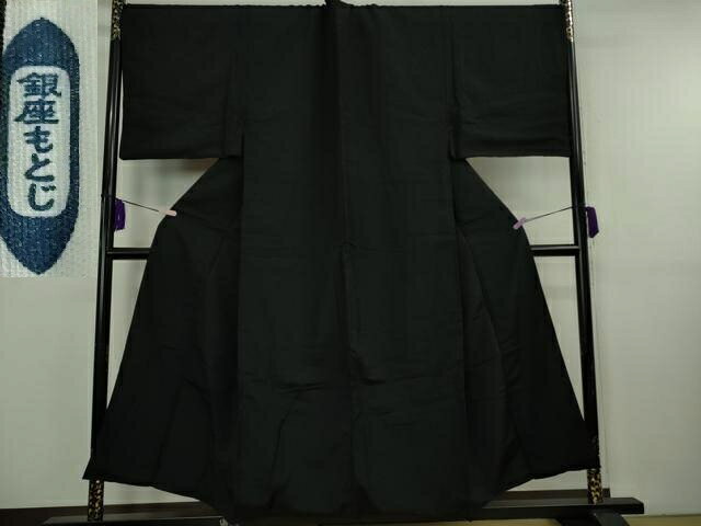 ■■■　サイズ　■■■ 身丈 151.5cm（肩から） 裄丈 75.5cm 袖丈 50.5cm 袖幅 39cm 前幅 30cm 後幅 33.5cm 着物縫いこみ 内揚げ 4.5cm 裄 お袖側 約 2cm　身頃側 約 2cm ■■■　商品詳細　■■■ 【正絹・紋無し・胴裏:紅緋色】 状態は特に目立ったシミ汚れなどもなく大変良い状態です。 大変上質な極上の逸品になります。 お安く出品致しますので、是非この機会にいかがでしょうか？ ■■■　注意事項　■■■ ■モニター発色の具合により色合いが異なる場合がございます。 ■寸法は多少の誤差が生じる場合がございますのでご了承ください。 ■縫込みの長さが左右非対称の場合は短い部分を記載しております。 左右非対称であってもご返品・お値引き等の保証は出来かねますので、ご了承の上ご購入をお願い致します。 ■シミ等のチェックには注意を払っておりますが、見落としがある場合もございますし、個人の見解も様々ですので神経質な方のご購入はお控えください。 ■箪笥に入っておりました着物や帯なので畳みシワや匂いがあるものもございます。 ■お休みは基本的に土日祝となりますが、その他臨時でお休みする場合がございますのでご了承ください。 ■商品の発送は平日のみの発送となります。 ■夜間と土曜、日曜日はお問い合わせの回答が遅れる場合がございます。 ■当店では、お直し、紋入れ、お手入れ等は承っておりません。 ■生地の状態（ヤケ、経年劣化等）によってはサイズ直しが出来ない場合がございます。 その点もどうかご了承のうえ、ご購入をお願いいたします。 ■弊社で取り扱う商品は一点ものにつき、時期や在庫状況に応じて金額が変更となる場合がございます。 ■検針は行っておりません。予めご了承いただきますようお願いいたします。 ■【洗える着物】と記載のある商品におきましては、商品お届け後に洗濯を行ってしまってからのご返品にはご対応しかねます。 念の為、専門店でのお手入れをお願いいたします。 ■写真に写っている物が全てになります。 それ以外の付属品はございませんのでご了承ください。 ■状態に関する写真につきましては、掲載可能な写真枚数に限りがあるため、 各箇所につき1枚参考画像を掲載しております。 ■着物のサイズ目安は下記を参考ください↓ ＜女性着物＞　お端折り次第で＋5cm　−10cmが着用可能サイズ 　例）身丈170cmの場合、身長160cm〜175cm ＜男性着物＞　身丈＋約25cm〜27cm程が適応身長 　例）身丈155cmの場合、身長180cm〜182cm