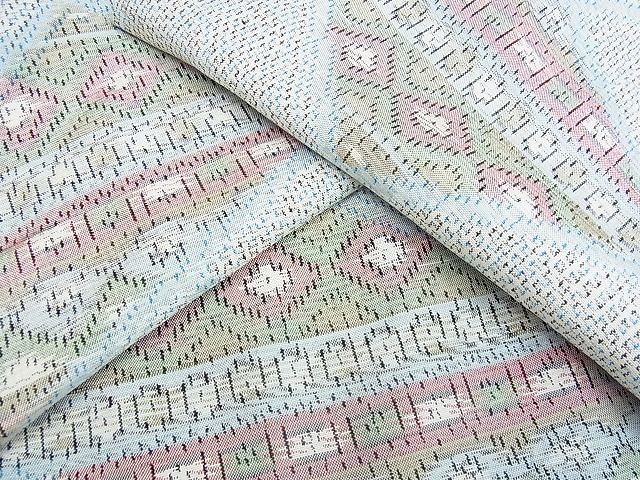 ■■■　サイズ　■■■ 身丈 158.5cm（肩から） 裄丈 64cm 袖丈 47cm　縫込み 5.5cm 袖幅 32.5cm 前幅 26cm 後幅 30.5cm 着物縫いこみ 内揚げ 0cm 裄 お袖側 約3cm　身頃側 約4cm ■■■　商品詳細　■■■ 【正絹】 状態は接写画像のように上前・上前おくみ、衿裏、衿所々に薄い汚れがございますが その他特に目立ったシミ汚れなどもなく大変良い状態です。 大変上質な逸品になります。 お安く出品致しますので、是非この機会にいかがでしょうか？ ■■■　注意事項　■■■ ■モニター発色の具合により色合いが異なる場合がございます。 ■寸法は多少の誤差が生じる場合がございますのでご了承ください。 ■縫込みの長さが左右非対称の場合は短い部分を記載しております。 左右非対称であってもご返品・お値引き等の保証は出来かねますので、ご了承の上ご購入をお願い致します。 ■シミ等のチェックには注意を払っておりますが、見落としがある場合もございますし、個人の見解も様々ですので神経質な方のご購入はお控えください。 ■箪笥に入っておりました着物や帯なので畳みシワや匂いがあるものもございます。 ■お休みは基本的に土日祝となりますが、その他臨時でお休みする場合がございますのでご了承ください。 ■商品の発送は平日のみの発送となります。 ■夜間と土曜、日曜日はお問い合わせの回答が遅れる場合がございます。 ■当店では、お直し、紋入れ、お手入れ等は承っておりません。 ■生地の状態（ヤケ、経年劣化等）によってはサイズ直しが出来ない場合がございます。 その点もどうかご了承のうえ、ご購入をお願いいたします。 ■弊社で取り扱う商品は一点ものにつき、時期や在庫状況に応じて金額が変更となる場合がございます。 ■検針は行っておりません。予めご了承いただきますようお願いいたします。 ■【洗える着物】と記載のある商品におきましては、商品お届け後に洗濯を行ってしまってからのご返品にはご対応しかねます。 念の為、専門店でのお手入れをお願いいたします。 ■着物のサイズ目安は下記を参考ください↓ ＜女性着物＞　お端折り次第で＋5cm　−1cmが着用可能サイズ 　例）身丈170cmの場合、身長160cm〜175cm ＜男性着物＞　身丈＋約25cm〜27cm程が適応身長 　例）身丈155cmの場合、身長180〜182cm