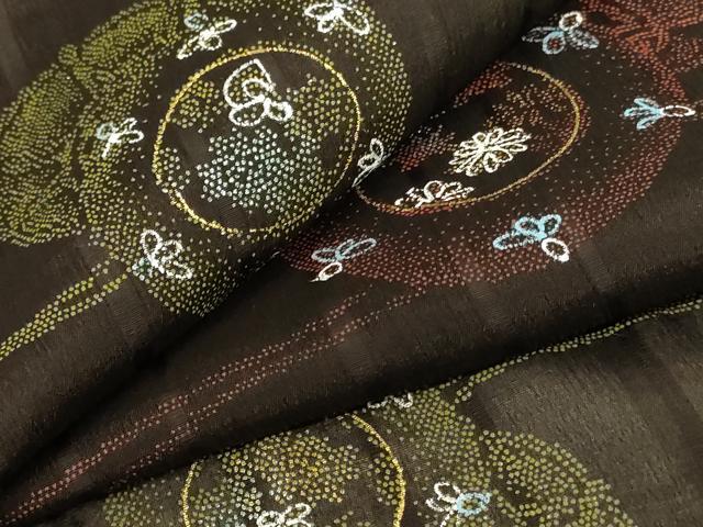 ■■■　サイズ　■■■ 身丈 156.5cm（肩から） 裄丈 61.5cm 袖丈 46.5cm　縫込み 3.5cm 袖幅 31.5cm 前幅 24.5cm 後幅 30.5cm 着物縫いこみ 内揚げ 0cm 裄 お袖側 約2cm　身頃側 約3.5cm ■■■　商品詳細　■■■ 【正絹】 状態は接写画像のように衿裏に薄い汚れ、右袖前に穴がございますが その他特に目立ったシミ汚れなどもなく大変良い状態です。 大変上質な逸品になります。 お安く出品致しますので、是非この機会にいかがでしょうか？ ■■■　注意事項　■■■ ■モニター発色の具合により色合いが異なる場合がございます。 ■寸法は多少の誤差が生じる場合がございますのでご了承ください。 ■縫込みの長さが左右非対称の場合は短い部分を記載しております。 左右非対称であってもご返品・お値引き等の保証は出来かねますので、ご了承の上ご購入をお願い致します。 ■シミ等のチェックには注意を払っておりますが、見落としがある場合もございますし、個人の見解も様々ですので神経質な方のご購入はお控えください。 ■箪笥に入っておりました着物や帯なので畳みシワや匂いがあるものもございます。 ■お休みは基本的に土日祝となりますが、その他臨時でお休みする場合がございますのでご了承ください。 ■商品の発送は平日のみの発送となります。 ■夜間と土曜、日曜日はお問い合わせの回答が遅れる場合がございます。 ■当店では、お直し、紋入れ、お手入れ等は承っておりません。 ■生地の状態（ヤケ、経年劣化等）によってはサイズ直しが出来ない場合がございます。 その点もどうかご了承のうえ、ご購入をお願いいたします。 ■弊社で取り扱う商品は一点ものにつき、時期や在庫状況に応じて金額が変更となる場合がございます。 ■検針は行っておりません。予めご了承いただきますようお願いいたします。 ■【洗える着物】と記載のある商品におきましては、商品お届け後に洗濯を行ってしまってからのご返品にはご対応しかねます。 念の為、専門店でのお手入れをお願いいたします。 ■着物のサイズ目安は下記を参考ください↓ ＜女性着物＞　お端折り次第で＋5cm　−1cmが着用可能サイズ 　例）身丈170cmの場合、身長160cm〜175cm ＜男性着物＞　身丈＋約25cm〜27cm程が適応身長 　例）身丈155cmの場合、身長180〜182cm