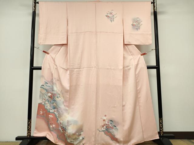 ■■■　サイズ　■■■ 身丈 163cm（肩から） 裄丈 65cm 袖丈 51.5cm　縫込み 4.5cm 袖幅 32cm 前幅 24cm 後幅 30.5cm 着物縫いこみ 内揚げ 0cm 裄 お袖側 約4cm　身頃側 約2cm ■■■　商品詳細　■■■ 【正絹】 状態は画像を添付しておりますので、そちらをご確認下さいますよう宜しくお願い致します。 大変上質な逸品になります。 お安く出品致しますので、是非この機会にいかがでしょうか？ ■■■　注意事項　■■■ ■モニター発色の具合により色合いが異なる場合がございます。 ■寸法は多少の誤差が生じる場合がございますのでご了承ください。 ■縫込みの長さが左右非対称の場合は短い部分を記載しております。 左右非対称であってもご返品・お値引き等の保証は出来かねますので、ご了承の上ご購入をお願い致します。 ■シミ等のチェックには注意を払っておりますが、見落としがある場合もございますし、個人の見解も様々ですので神経質な方のご購入はお控えください。 ■箪笥に入っておりました着物や帯なので畳みシワや匂いがあるものもございます。 ■お休みは基本的に土日祝となりますが、その他臨時でお休みする場合がございますのでご了承ください。 ■商品の発送は平日のみの発送となります。 ■夜間と土曜、日曜日はお問い合わせの回答が遅れる場合がございます。 ■当店では、お直し、紋入れ、お手入れ等は承っておりません。 ■生地の状態（ヤケ、経年劣化等）によってはサイズ直しが出来ない場合がございます。 その点もどうかご了承のうえ、ご購入をお願いいたします。 ■弊社で取り扱う商品は一点ものにつき、時期や在庫状況に応じて金額が変更となる場合がございます。 ■検針は行っておりません。予めご了承いただきますようお願いいたします。 ■【洗える着物】と記載のある商品におきましては、商品お届け後に洗濯を行ってしまってからのご返品にはご対応しかねます。 念の為、専門店でのお手入れをお願いいたします。 ■写真に写っている物が全てになります。それ以外の付属品はございませんのでご了承ください。 ■状態に関する写真につきましては、掲載可能な写真枚数に限りがあるため、各箇所につき1枚参考画像を掲載しております。 ■着物のサイズ目安は下記を参考ください↓ ＜女性着物＞　お端折り次第で＋5cm　－1cmが着用可能サイズ 　例）身丈170cmの場合、身長160cm～175cm ＜男性着物＞　身丈＋約25cm～27cm程が適応身長 　例）身丈155cmの場合、身長180～182cm