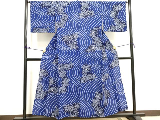 ■■■　サイズ　■■■ 身丈 152cm（肩から） 裄丈 64cm 袖丈 44cm　縫込み 3cm 袖幅 33cm 前幅 24cm 後幅 30cm 着物縫いこみ 内揚げ 0cm 裄 お袖側 約3cm　身頃側 約4cm ■■■　商品詳細　■■■ 【綿・広衿仕立て】 状態は特に目立ったシミ汚れなどもなく大変良い状態です。 人気の高い“有松鳴海絞り”の浴衣でございます。 “鳴海絞り”ならではの表情を生み出す立体感と 淡いぼかしで息を吹き込まれ、 今にも動き出しそうな迫力を放っております。 夏祭りや花火大会、これから増えるイベントに連れ立って、 より夏をお楽しみ下さいませ。 大変上質な逸品になります。 お安く出品致しますので、是非この機会にいかがでしょうか？ ■■■　注意事項　■■■ ■モニター発色の具合により色合いが異なる場合がございます。 ■寸法は多少の誤差が生じる場合がございますのでご了承ください。 ■縫込みの長さが左右非対称の場合は短い部分を記載しております。 左右非対称であってもご返品・お値引き等の保証は出来かねますので、ご了承の上ご購入をお願い致します。 ■シミ等のチェックには注意を払っておりますが、見落としがある場合もございますし、個人の見解も様々ですので神経質な方のご購入はお控えください。 ■箪笥に入っておりました着物や帯なので畳みシワや匂いがあるものもございます。 ■お休みは基本的に土日祝となりますが、その他臨時でお休みする場合がございますのでご了承ください。 ■商品の発送は平日のみの発送となります。 ■夜間と土曜、日曜日はお問い合わせの回答が遅れる場合がございます。 ■当店では、お直し、紋入れ、お手入れ等は承っておりません。 ■生地の状態（ヤケ、経年劣化等）によってはサイズ直しが出来ない場合がございます。 その点もどうかご了承のうえ、ご購入をお願いいたします。 ■弊社で取り扱う商品は一点ものにつき、時期や在庫状況に応じて金額が変更となる場合がございます。 ■検針は行っておりません。予めご了承いただきますようお願いいたします。 ■【洗える着物】と記載のある商品におきましては、商品お届け後に洗濯を行ってしまってからのご返品にはご対応しかねます。 念の為、専門店でのお手入れをお願いいたします。 ■着物のサイズ目安は下記を参考ください↓ ＜女性着物＞　お端折り次第で＋5?　−10?が着用可能サイズ 　例）身丈170?の場合、身長160?〜175? ＜男性着物＞　身丈＋約25?〜27?程が適応身長 　例）身丈155?の場合、身長180〜182?