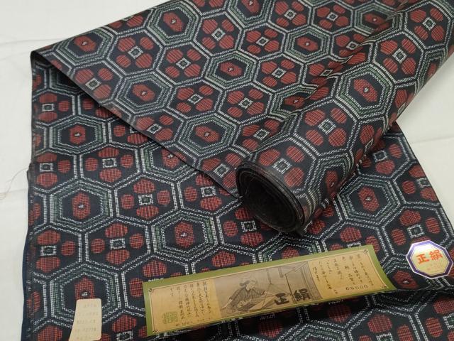 平和屋着物▼紬　反物　着尺　亀甲花文　黒地　証紙付き　逸品　未使用　DAAX6663zy