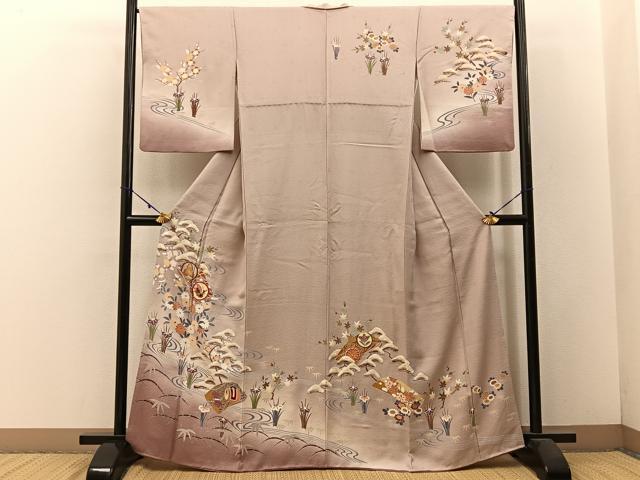 ■■■　サイズ　■■■ 身丈 164cm（肩から） 裄丈 67cm 袖丈 55cm　縫込み 3.5cm 袖幅 33.5cm 前幅 24cm 後幅 29cm 着物縫いこみ 内揚げ 0cm 裄 お袖側 約2cm　身頃側 約1cm ■■■　商品詳細　■■■ 【正絹】 状態は画像を添付しておりますので、そちらをご確認下さいますよう宜しくお願い致します。 大変上質な逸品になります。 お安く出品致しますので、是非この機会にいかがでしょうか？ ■■■　注意事項　■■■ ■モニター発色の具合により色合いが異なる場合がございます。 ■寸法は多少の誤差が生じる場合がございますのでご了承ください。 ■縫込みの長さが左右非対称の場合は短い部分を記載しております。 左右非対称であってもご返品・お値引き等の保証は出来かねますので、ご了承の上ご購入をお願い致します。 ■シミ等のチェックには注意を払っておりますが、見落としがある場合もございますし、個人の見解も様々ですので神経質な方のご購入はお控えください。 ■箪笥に入っておりました着物や帯なので畳みシワや匂いがあるものもございます。 ■お休みは基本的に土日祝となりますが、その他臨時でお休みする場合がございますのでご了承ください。 ■商品の発送は平日のみの発送となります。 ■夜間と土曜、日曜日はお問い合わせの回答が遅れる場合がございます。 ■当店では、お直し、紋入れ、お手入れ等は承っておりません。 ■生地の状態（ヤケ、経年劣化等）によってはサイズ直しが出来ない場合がございます。 その点もどうかご了承のうえ、ご購入をお願いいたします。 ■弊社で取り扱う商品は一点ものにつき、時期や在庫状況に応じて金額が変更となる場合がございます。 ■検針は行っておりません。予めご了承いただきますようお願いいたします。 ■【洗える着物】と記載のある商品におきましては、商品お届け後に洗濯を行ってしまってからのご返品にはご対応しかねます。 念の為、専門店でのお手入れをお願いいたします。 ■着物のサイズ目安は下記を参考ください↓ ＜女性着物＞　お端折り次第で＋5cm　−1cmが着用可能サイズ 　例）身丈170cmの場合、身長160cm〜175cm ＜男性着物＞　身丈＋約25cm〜27cm程が適応身長 　例）身丈155cmの場合、身長180〜182cm