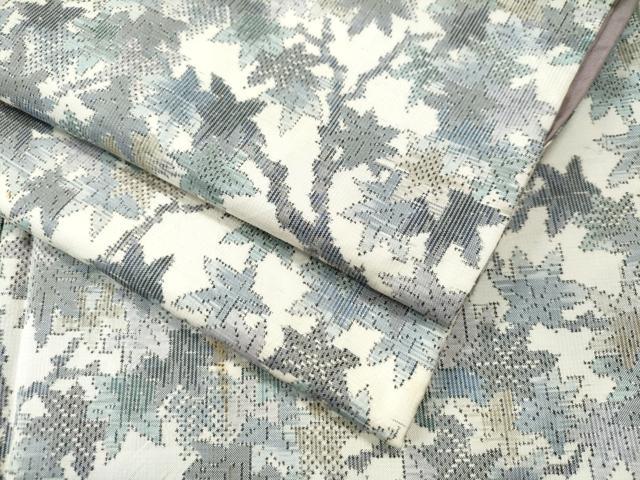 ■■■　サイズ　■■■ 身丈 162cm（肩から） 裄丈 65.5cm 袖丈 46.5cm　縫込み 3cm 袖幅 33cm 前幅 23.5cm 後幅 29cm 着物縫いこみ 内揚げ 0cm 裄 お袖側 約3cm　身頃側 約2.5cm ■■■　商品詳細　■■■ 【正絹】 状態は接写画像のように衿山・左袖に汚れがございますが その他特に目立ったシミ汚れなどもなく大変良い状態です。 大変上質な逸品になります。 お安く出品致しますので、是非この機会にいかがでしょうか？ ■■■　注意事項　■■■ ■モニター発色の具合により色合いが異なる場合がございます。 ■寸法は多少の誤差が生じる場合がございますのでご了承ください。 ■縫込みの長さが左右非対称の場合は短い部分を記載しております。 左右非対称であってもご返品・お値引き等の保証は出来かねますので、ご了承の上ご購入をお願い致します。 ■シミ等のチェックには注意を払っておりますが、見落としがある場合もございますし、個人の見解も様々ですので神経質な方のご購入はお控えください。 ■箪笥に入っておりました着物や帯なので畳みシワや匂いがあるものもございます。 ■お休みは基本的に土日祝となりますが、その他臨時でお休みする場合がございますのでご了承ください。 ■商品の発送は平日のみの発送となります。 ■夜間と土曜、日曜日はお問い合わせの回答が遅れる場合がございます。 ■当店では、お直し、紋入れ、お手入れ等は承っておりません。 ■生地の状態（ヤケ、経年劣化等）によってはサイズ直しが出来ない場合がございます。 その点もどうかご了承のうえ、ご購入をお願いいたします。 ■弊社で取り扱う商品は一点ものにつき、時期や在庫状況に応じて金額が変更となる場合がございます。 ■検針は行っておりません。予めご了承いただきますようお願いいたします。 ■【洗える着物】と記載のある商品におきましては、商品お届け後に洗濯を行ってしまってからのご返品にはご対応しかねます。 念の為、専門店でのお手入れをお願いいたします。 ■着物のサイズ目安は下記を参考ください↓ ＜女性着物＞　お端折り次第で＋5?　−10?が着用可能サイズ 　例）身丈170?の場合、身長160?〜175? ＜男性着物＞　身丈＋約25?〜27?程が適応身長 　例）身丈155?の場合、身長180〜182?
