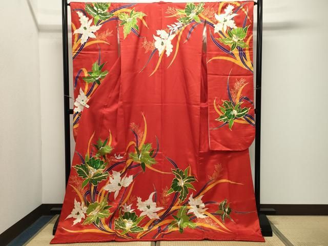■■■　サイズ　■■■ 身丈 181.5cm（肩から） 裄丈 65cm 袖丈 107.5cm　縫込み 4.5cm 袖幅 33cm 前幅 24.5cm 後幅 30cm 着物縫いこみ 内揚げ 0cm 裄 お袖側 約1.5cm　身頃側 約0cm ■■■　商品詳細　■■■ 【正絹・比翼仕立て】 状態は接写画像のようにおくみ・上前・両袖・胴裏・衿に薄い汚れがございますが その他特に目立ったシミ汚れなどもなく大変良い状態です。 大変上質な逸品になります。 お安く出品致しますので、是非この機会にいかがでしょうか？ ※若干保管臭がございます。 ■■■　注意事項　■■■ ■モニター発色の具合により色合いが異なる場合がございます。 ■寸法は多少の誤差が生じる場合がございますのでご了承ください。 ■縫込みの長さが左右非対称の場合は短い部分を記載しております。 左右非対称であってもご返品・お値引き等の保証は出来かねますので、ご了承の上ご購入をお願い致します。 ■シミ等のチェックには注意を払っておりますが、見落としがある場合もございますし、個人の見解も様々ですので神経質な方のご購入はお控えください。 ■箪笥に入っておりました着物や帯なので畳みシワや匂いがあるものもございます。 ■お休みは基本的に土日祝となりますが、その他臨時でお休みする場合がございますのでご了承ください。 ■商品の発送は平日のみの発送となります。 ■夜間と土曜、日曜日はお問い合わせの回答が遅れる場合がございます。 ■当店では、お直し、紋入れ、お手入れ等は承っておりません。 ■生地の状態（ヤケ、経年劣化等）によってはサイズ直しが出来ない場合がございます。 その点もどうかご了承のうえ、ご購入をお願いいたします。 ■弊社で取り扱う商品は一点ものにつき、時期や在庫状況に応じて金額が変更となる場合がございます。 ■検針は行っておりません。予めご了承いただきますようお願いいたします。 ■【洗える着物】と記載のある商品におきましては、商品お届け後に洗濯を行ってしまってからのご返品にはご対応しかねます。 念の為、専門店でのお手入れをお願いいたします。 ■写真に写っている物が全てになります。それ以外の付属品はございませんのでご了承ください。 ■状態に関する写真につきましては、掲載可能な写真枚数に限りがあるため、各箇所につき1枚参考画像を掲載しております。 ■着物のサイズ目安は下記を参考ください↓ ＜女性着物＞　お端折り次第で＋5cm　−1cmが着用可能サイズ 　例）身丈170cmの場合、身長160cm〜175cm ＜男性着物＞　身丈＋約25cm〜27cm程が適応身長 　例）身丈155cmの場合、身長180〜182cm