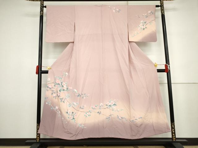 ■■■　サイズ　■■■ 身丈 148cm（肩から） 裄丈 63cm 袖丈 46.5cm　縫込み 7.5cm 袖幅 32.5cm 前幅 24cm 後幅 30cm 着物縫いこみ 内揚げ 8.5cm 裄 お袖側 約3cm　身頃側 約4cm ■■■　商品詳細　■■■ 【正絹】 状態は接写画像のように右袖前に点汚れがございますが その他特に目立ったシミ汚れなどもなく大変良い状態です。 大変上質な逸品になります。 お安く出品致しますので、是非この機会にいかがでしょうか？ ※若干たたみシワがございます。 ■■■　注意事項　■■■ ■モニター発色の具合により色合いが異なる場合がございます。 ■寸法は多少の誤差が生じる場合がございますのでご了承ください。 ■縫込みの長さが左右非対称の場合は短い部分を記載しております。 左右非対称であってもご返品・お値引き等の保証は出来かねますので、ご了承の上ご購入をお願い致します。 ■シミ等のチェックには注意を払っておりますが、見落としがある場合もございますし、個人の見解も様々ですので神経質な方のご購入はお控えください。 ■箪笥に入っておりました着物や帯なので畳みシワや匂いがあるものもございます。 ■お休みは基本的に土日祝となりますが、その他臨時でお休みする場合がございますのでご了承ください。 ■商品の発送は平日のみの発送となります。 ■夜間と土曜、日曜日はお問い合わせの回答が遅れる場合がございます。 ■当店では、お直し、紋入れ、お手入れ等は承っておりません。 ■生地の状態（ヤケ、経年劣化等）によってはサイズ直しが出来ない場合がございます。 その点もどうかご了承のうえ、ご購入をお願いいたします。 ■弊社で取り扱う商品は一点ものにつき、時期や在庫状況に応じて金額が変更となる場合がございます。 ■検針は行っておりません。予めご了承いただきますようお願いいたします。 ■【洗える着物】と記載のある商品におきましては、商品お届け後に洗濯を行ってしまってからのご返品にはご対応しかねます。 念の為、専門店でのお手入れをお願いいたします。 ■写真に写っている物が全てになります。それ以外の付属品はございませんのでご了承ください。 ■状態に関する写真につきましては、掲載可能な写真枚数に限りがあるため、各箇所につき1枚参考画像を掲載しております。 ■着物のサイズ目安は下記を参考ください↓ ＜女性着物＞　お端折り次第で＋5cm　−1cmが着用可能サイズ 　例）身丈170cmの場合、身長160cm〜175cm ＜男性着物＞　身丈＋約25cm〜27cm程が適応身長 　例）身丈155cmの場合、身長180〜182cm