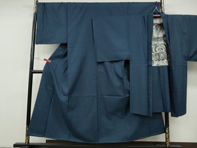■■■　サイズ　■■■ 【着物】 身丈 151cm（肩から） 裄丈 69.5cm 袖丈 49cm　縫込み 3.5cm 袖幅 36cm 前幅 24.5cm 後幅 30.5cm 着物縫いこみ 内揚げ 3cm 裄 お袖側 約2.5cm　身頃側 約5cm 【羽織】 身丈 103cm（肩から） 裄丈 71cm 袖丈 50cm　縫込み 5cm 袖幅 36.5cm 前幅 20cm 後幅 30.5cm 裄 お袖側 約2.5cm　身頃側 約3cm ■■■　商品詳細　■■■ 【正絹】 着物の状態は特に目立ったシミ汚れなどもなく大変良い状態です。 羽織の状態は接写画像のように羽裏に薄い汚れがございますが その他特に目立ったシミ汚れなどもなく大変良い状態です。 大変上質な逸品になります。 お安く出品致しますので、是非この機会にいかがでしょうか？ ■■■　注意事項　■■■ ■モニター発色の具合により色合いが異なる場合がございます。 ■寸法は多少の誤差が生じる場合がございますのでご了承ください。 ■縫込みの長さが左右非対称の場合は短い部分を記載しております。 左右非対称であってもご返品・お値引き等の保証は出来かねますので、ご了承の上ご購入をお願い致します。 ■シミ等のチェックには注意を払っておりますが、見落としがある場合もございますし、個人の見解も様々ですので神経質な方のご購入はお控えください。 ■箪笥に入っておりました着物や帯なので畳みシワや匂いがあるものもございます。 ■お休みは基本的に土日祝となりますが、その他臨時でお休みする場合がございますのでご了承ください。 ■商品の発送は平日のみの発送となります。 ■夜間と土曜、日曜日はお問い合わせの回答が遅れる場合がございます。 ■当店では、お直し、紋入れ、お手入れ等は承っておりません。 ■生地の状態（ヤケ、経年劣化等）によってはサイズ直しが出来ない場合がございます。 その点もどうかご了承のうえ、ご購入をお願いいたします。 ■弊社で取り扱う商品は一点ものにつき、時期や在庫状況に応じて金額が変更となる場合がございます。 ■検針は行っておりません。予めご了承いただきますようお願いいたします。 ■【洗える着物】と記載のある商品におきましては、商品お届け後に洗濯を行ってしまってからのご返品にはご対応しかねます。 念の為、専門店でのお手入れをお願いいたします。 ■写真に写っている物が全てになります。それ以外の付属品はございませんのでご了承ください。 ■状態に関する写真につきましては、掲載可能な写真枚数に限りがあるため、各箇所につき1枚参考画像を掲載しております。 ■着物のサイズ目安は下記を参考ください↓ ＜女性着物＞　お端折り次第で＋5cm　－1cmが着用可能サイズ 　例）身丈170cmの場合、身長160cm～175cm ＜男性着物＞　身丈＋約25cm～27cm程が適応身長 　例）身丈155cmの場合、身長180～182cm