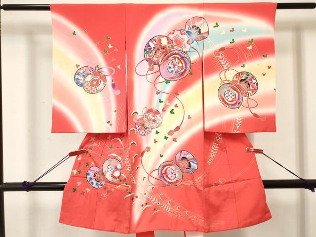 ■■■　サイズ　■■■ 【着物】 身丈 98.5cm（肩から） 裄丈 48.5cm 袖丈 56.5cm ■■■　商品詳細　■■■ 産着【着物：正絹・襦袢：化繊・五つ紋】 状態は接写画像のように左袖後に薄い汚れがございますがその他特に目立ったシミ汚れなどもなく大変良い状態です。 大変上質な逸品になります。 お安く出品致しますので、是非この機会にいかがでしょうか？ ■■■　注意事項　■■■ ■モニター発色の具合により色合いが異なる場合がございます。 ■寸法は多少の誤差が生じる場合がございますのでご了承ください。 ■縫込みの長さが左右非対称の場合は短い部分を記載しております。 左右非対称であってもご返品・お値引き等の保証は出来かねますので、ご了承の上ご購入をお願い致します。 ■シミ等のチェックには注意を払っておりますが、見落としがある場合もございますし、個人の見解も様々ですので神経質な方のご購入はお控えください。 ■箪笥に入っておりました着物や帯なので畳みシワや匂いがあるものもございます。 ■お休みは基本的に土日祝となりますが、その他臨時でお休みする場合がございますのでご了承ください。 ■商品の発送は平日のみの発送となります。 ■夜間と土曜、日曜日はお問い合わせの回答が遅れる場合がございます。 ■当店では、お直し、紋入れ、お手入れ等は承っておりません。 ■生地の状態（ヤケ、経年劣化等）によってはサイズ直しが出来ない場合がございます。 その点もどうかご了承のうえ、ご購入をお願いいたします。 ■弊社で取り扱う商品は一点ものにつき、時期や在庫状況に応じて金額が変更となる場合がございます。 ■検針は行っておりません。予めご了承いただきますようお願いいたします。 ■【洗える着物】と記載のある商品におきましては、商品お届け後に洗濯を行ってしまってからのご返品にはご対応しかねます。 念の為、専門店でのお手入れをお願いいたします。 ■写真に写っている物が全てになります。それ以外の付属品はございませんのでご了承ください。 ■着物のサイズ目安は下記を参考ください↓ ＜女性着物＞　お端折り次第で＋5cm　－1cmが着用可能サイズ 　例）身丈170cmの場合、身長160cm～175cm ＜男性着物＞　身丈＋約25cm～27cm程が適応身長 　例）身丈155cmの場合、身長180～182cm