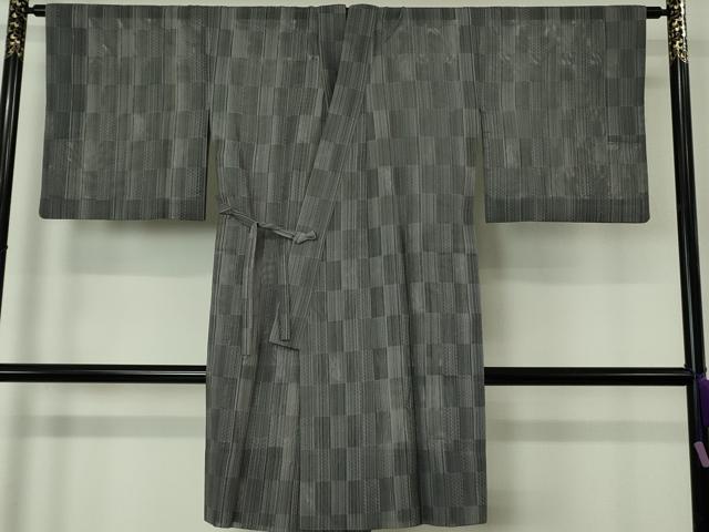 ■■■　サイズ　■■■ 身丈 105.5cm（肩から） 裄丈 68.5cm 袖丈 47cm 袖幅 35cm 前幅 24.5cm 後幅 30cm 裄 お袖側 約 2.5cm　身頃側 約 2cm ■■■　商品詳細　■■■ 【正絹】 状態は特に目立ったシミ汚れなどもなく大変良い状態です。 大変上質な極上の逸品になります。 お安く出品致しますので、是非この機会にいかがでしょうか？ ■■■　注意事項　■■■ ■モニター発色の具合により色合いが異なる場合がございます。 ■寸法は多少の誤差が生じる場合がございますのでご了承ください。 ■縫込みの長さが左右非対称の場合は短い部分を記載しております。 左右非対称であってもご返品・お値引き等の保証は出来かねますので、ご了承の上ご購入をお願い致します。 ■シミ等のチェックには注意を払っておりますが、見落としがある場合もございますし、個人の見解も様々ですので神経質な方のご購入はお控えください。 ■箪笥に入っておりました着物や帯なので畳みシワや匂いがあるものもございます。 ■お休みは基本的に土日祝となりますが、その他臨時でお休みする場合がございますのでご了承ください。 ■商品の発送は平日のみの発送となります。 ■夜間と土曜、日曜日はお問い合わせの回答が遅れる場合がございます。 ■当店では、お直し、紋入れ、お手入れ等は承っておりません。 ■生地の状態（ヤケ、経年劣化等）によってはサイズ直しが出来ない場合がございます。 その点もどうかご了承のうえ、ご購入をお願いいたします。 ■弊社で取り扱う商品は一点ものにつき、時期や在庫状況に応じて金額が変更となる場合がございます。 ■検針は行っておりません。予めご了承いただきますようお願いいたします。 ■【洗える着物】と記載のある商品におきましては、商品お届け後に洗濯を行ってしまってからのご返品にはご対応しかねます。 念の為、専門店でのお手入れをお願いいたします。 ■写真に写っている物が全てになります。 それ以外の付属品はございませんのでご了承ください。 ■状態に関する写真につきましては、掲載可能な写真枚数に限りがあるため、 各箇所につき1枚参考画像を掲載しております。 ■着物のサイズ目安は下記を参考ください↓ ＜女性着物＞　お端折り次第で＋5cm　－10cmが着用可能サイズ 　例）身丈170cmの場合、身長160cm～175cm ＜男性着物＞　身丈＋約25cm～27cm程が適応身長 　例）身丈155cmの場合、身長180cm～182cm