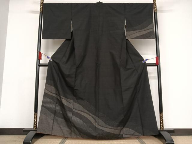 ■■■　サイズ　■■■ 身丈 164.5cm（肩から） 裄丈 68cm 袖丈 49cm　縫込み 2cm 袖幅 34cm 前幅 22.5cm 後幅 28.5cm 着物縫いこみ 内揚げ 2cm 裄 お袖側 約2cm　身頃側 約2cm ■■■　商品詳細　■■■ 【正絹】 状態は接写画像のように衿に薄い汚れがございますが その他特に目立ったシミ汚れなどもなく大変良い状態です。 大変上質な逸品になります。 お安く出品致しますので、是非この機会にいかがでしょうか？ ■■■　注意事項　■■■ ■モニター発色の具合により色合いが異なる場合がございます。 ■寸法は多少の誤差が生じる場合がございますのでご了承ください。 ■シミ等のチェックには注意を払っておりますが、見落としがある場合もございますし、個人の見解も様々ですので神経質な方のご購入はお控えください。 ■箪笥に入っておりました着物や帯なので畳みシワや匂いがあるものもございます。 ■お休みは基本的に土日祝となりますが、その他臨時でお休みする場合がございますのでご了承ください。 ■商品の発送は平日のみの発送となります。 ■夜間と土曜、日曜日はお問い合わせの回答が遅れる場合がございます。 ■当店では、お直し、紋入れ、お手入れ等は承っておりません。 ■生地の状態（ヤケ、経年劣化等）によってはサイズ直しが出来ない場合がございます。 その点もどうかご了承のうえ、ご購入をお願いいたします。 ■着物のサイズ目安は下記を参考ください↓ ＜女性着物＞　身長-10cm+5cmが着用可能サイズ(お端折り次第) 　例）身長160cmの方→着物身丈150cm〜165cm ＜男性着物＞　身長-27cm ±5cmが着用可能サイズ 　例）身長170cmの方→着物身丈138cm〜148cm