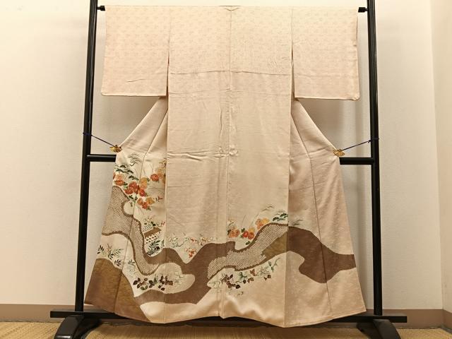 ■■■　サイズ　■■■ 身丈 155cm（肩から） 裄丈 63cm 袖丈 48cm　縫込み 8cm 袖幅 32.5cm 前幅 25cm 後幅 31cm 着物縫いこみ 内揚げ 8.5cm 裄 お袖側 約4cm　身頃側 約6cm ■■■　商品詳細　■■■ 【正絹・三つ紋】 状態は画像を添付しておりますので、そちらをご確認下さいますよう宜しくお願い致します。 大変上質な逸品になります。 お安く出品致しますので、是非この機会にいかがでしょうか？ ■■■　注意事項　■■■ ■モニター発色の具合により色合いが異なる場合がございます。 ■寸法は多少の誤差が生じる場合がございますのでご了承ください。 ■縫込みの長さが左右非対称の場合は短い部分を記載しております。 左右非対称であってもご返品・お値引き等の保証は出来かねますので、ご了承の上ご購入をお願い致します。 ■シミ等のチェックには注意を払っておりますが、見落としがある場合もございますし、個人の見解も様々ですので神経質な方のご購入はお控えください。 ■箪笥に入っておりました着物や帯なので畳みシワや匂いがあるものもございます。 ■お休みは基本的に土日祝となりますが、その他臨時でお休みする場合がございますのでご了承ください。 ■商品の発送は平日のみの発送となります。 ■夜間と土曜、日曜日はお問い合わせの回答が遅れる場合がございます。 ■当店では、お直し、紋入れ、お手入れ等は承っておりません。 ■生地の状態（ヤケ、経年劣化等）によってはサイズ直しが出来ない場合がございます。 その点もどうかご了承のうえ、ご購入をお願いいたします。 ■弊社で取り扱う商品は一点ものにつき、時期や在庫状況に応じて金額が変更となる場合がございます。 ■検針は行っておりません。予めご了承いただきますようお願いいたします。 ■【洗える着物】と記載のある商品におきましては、商品お届け後に洗濯を行ってしまってからのご返品にはご対応しかねます。 念の為、専門店でのお手入れをお願いいたします。 ■写真に写っている物が全てになります。それ以外の付属品はございませんのでご了承ください。 ■状態に関する写真につきましては、掲載可能な写真枚数に限りがあるため、各箇所につき1枚参考画像を掲載しております。 ■着物のサイズ目安は下記を参考ください↓ ＜女性着物＞　お端折り次第で＋5cm　−1cmが着用可能サイズ 　例）身丈170cmの場合、身長160cm〜175cm ＜男性着物＞　身丈＋約25cm〜27cm程が適応身長 　例）身丈155cmの場合、身長180〜182cm