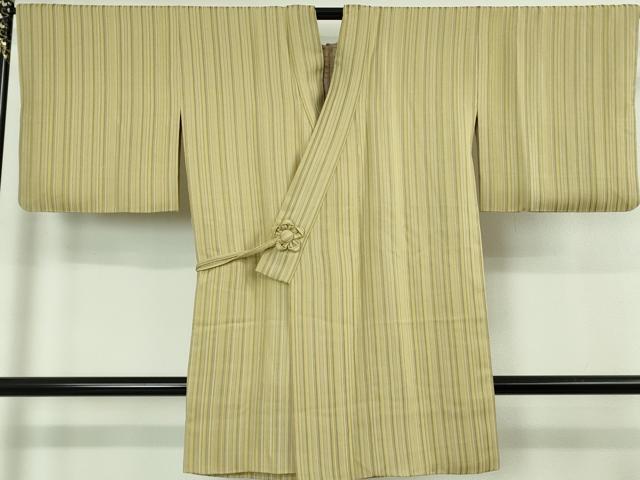■■■　サイズ　■■■ 身丈 94cm（肩から） 裄丈 66cm 袖丈 44cm 袖幅 33.5cm 前幅 24.5cm 後幅 30.5cm 裄 お袖側 約 3cm　身頃側 約 2.5cm ■■■　商品詳細　■■■ 【正絹】 状態は特に目立ったシミ汚れなどもなく大変良い状態です。 大変上質な極上の逸品になります。 お安く出品致しますので、是非この機会にいかがでしょうか？ ■■■　注意事項　■■■ ■モニター発色の具合により色合いが異なる場合がございます。 ■寸法は多少の誤差が生じる場合がございますのでご了承ください。 ■縫込みの長さが左右非対称の場合は短い部分を記載しております。 左右非対称であってもご返品・お値引き等の保証は出来かねますので、ご了承の上ご購入をお願い致します。 ■シミ等のチェックには注意を払っておりますが、見落としがある場合もございますし、個人の見解も様々ですので神経質な方のご購入はお控えください。 ■箪笥に入っておりました着物や帯なので畳みシワや匂いがあるものもございます。 ■お休みは基本的に土日祝となりますが、その他臨時でお休みする場合がございますのでご了承ください。 ■商品の発送は平日のみの発送となります。 ■夜間と土曜、日曜日はお問い合わせの回答が遅れる場合がございます。 ■当店では、お直し、紋入れ、お手入れ等は承っておりません。 ■生地の状態（ヤケ、経年劣化等）によってはサイズ直しが出来ない場合がございます。 その点もどうかご了承のうえ、ご購入をお願いいたします。 ■弊社で取り扱う商品は一点ものにつき、時期や在庫状況に応じて金額が変更となる場合がございます。 ■検針は行っておりません。予めご了承いただきますようお願いいたします。 ■【洗える着物】と記載のある商品におきましては、商品お届け後に洗濯を行ってしまってからのご返品にはご対応しかねます。 念の為、専門店でのお手入れをお願いいたします。 ■着物のサイズ目安は下記を参考ください↓ ＜女性着物＞　お端折り次第で＋5?　−10?が着用可能サイズ 　例）身丈170?の場合、身長160?〜175? ＜男性着物＞　身丈＋約25?〜27?程が適応身長 　例）身丈155?の場合、身長180〜182?