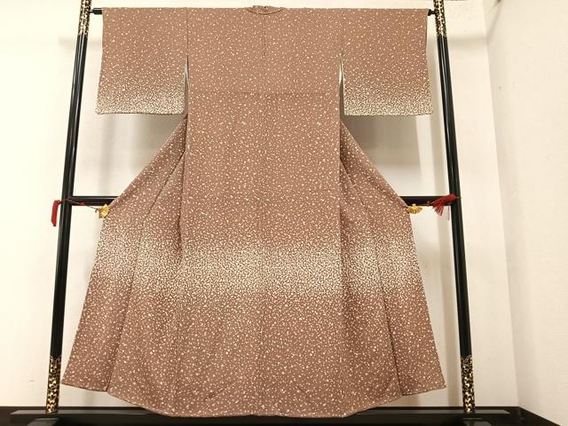 ■■■　サイズ　■■■ 身丈 149cm（肩から） 裄丈 63.5cm 袖丈 44cm　縫込み 3.5cm 袖幅 32cm 前幅 25cm 後幅 28cm 着物縫いこみ 内揚げ 1cm 裄 お袖側 約0cm　身頃側 約1cm ■■■　商品詳細　■■■ 【正絹】 状態は接写画像のように衿山に薄い汚れがございますが その他特に目立ったシミ汚れなどもなく大変良い状態です。 大変上質な逸品になります。 お安く出品致しますので、是非この機会にいかがでしょうか？ ■■■　注意事項　■■■ ■モニター発色の具合により色合いが異なる場合がございます。 ■寸法は多少の誤差が生じる場合がございますのでご了承ください。 ■シミ等のチェックには注意を払っておりますが、見落としがある場合もございますし、個人の見解も様々ですので神経質な方のご購入はお控えください。 ■箪笥に入っておりました着物や帯なので畳みシワや匂いがあるものもございます。 ■お休みは基本的に土日祝となりますが、その他臨時でお休みする場合がございますのでご了承ください。 ■商品の発送は平日のみの発送となります。 ■夜間と土曜、日曜日はお問い合わせの回答が遅れる場合がございます。 ■当店では、お直し、紋入れ、お手入れ等は承っておりません。 ■生地の状態（ヤケ、経年劣化等）によってはサイズ直しが出来ない場合がございます。 その点もどうかご了承のうえ、ご購入をお願いいたします。 ■着物のサイズ目安は下記を参考ください↓ ＜女性着物＞　身長-10cm+5cmが着用可能サイズ(お端折り次第) 　例）身長160cmの方→着物身丈150cm〜165cm ＜男性着物＞　身長-27cm ±5cmが着用可能サイズ 　例）身長170cmの方→着物身丈138cm〜148cm