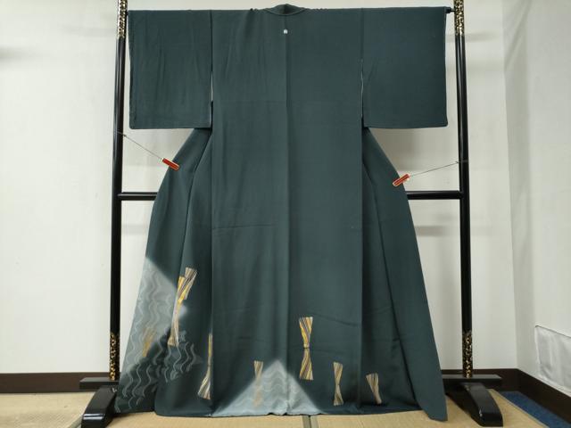 ■■■　サイズ　■■■ 身丈 169cm（肩から） 裄丈 67cm 袖丈 50.5cm　縫込み 6cm 袖幅 35cm 前幅 25cm 後幅 31cm 着物縫いこみ 内揚げ 4cm 裄 お袖側 約4cm　身頃側 約4.5cm ■■■　商品詳細　■■■ 【正絹・一つ紋・未使用】 状態は特に目立ったシミ汚れなどもなく大変良い状態です。 大変上質な逸品になります。 お安く出品致しますので、是非この機会にいかがでしょうか？ ■■■　注意事項　■■■ ■モニター発色の具合により色合いが異なる場合がございます。 ■寸法は多少の誤差が生じる場合がございますのでご了承ください。 ■縫込みの長さが左右非対称の場合は短い部分を記載しております。 左右非対称であってもご返品・お値引き等の保証は出来かねますので、ご了承の上ご購入をお願い致します。 ■シミ等のチェックには注意を払っておりますが、見落としがある場合もございますし、個人の見解も様々ですので神経質な方のご購入はお控えください。 ■箪笥に入っておりました着物や帯なので畳みシワや匂いがあるものもございます。 ■お休みは基本的に土日祝となりますが、その他臨時でお休みする場合がございますのでご了承ください。 ■商品の発送は平日のみの発送となります。 ■夜間と土曜、日曜日はお問い合わせの回答が遅れる場合がございます。 ■当店では、お直し、紋入れ、お手入れ等は承っておりません。 ■生地の状態（ヤケ、経年劣化等）によってはサイズ直しが出来ない場合がございます。 その点もどうかご了承のうえ、ご購入をお願いいたします。 ■弊社で取り扱う商品は一点ものにつき、時期や在庫状況に応じて金額が変更となる場合がございます。 ■検針は行っておりません。予めご了承いただきますようお願いいたします。 ■【洗える着物】と記載のある商品におきましては、商品お届け後に洗濯を行ってしまってからのご返品にはご対応しかねます。 念の為、専門店でのお手入れをお願いいたします。 ■着物のサイズ目安は下記を参考ください↓ ＜女性着物＞　お端折り次第で＋5cm　−1cmが着用可能サイズ 　例）身丈170cmの場合、身長160cm〜175cm ＜男性着物＞　身丈＋約25cm〜27cm程が適応身長 　例）身丈155cmの場合、身長180〜182cm
