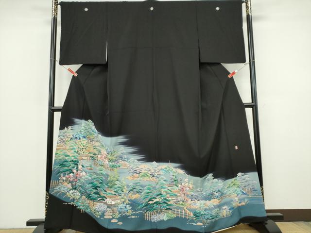 ■■■　サイズ　■■■ 身丈 166cm（肩から） 裄丈 65cm 袖丈 48.5cm　縫込み 4cm 袖幅 33cm 前幅 25.5cm 後幅 31cm 着物縫いこみ 内揚げ 5cm 裄 お袖側 約3cm　身頃側 約3cm ■■■　商品詳細　■■■ 【正絹・五つ紋・比翼仕立て】 状態は画像を添付しておりますので、そちらをご確認下さいますよう宜しくお願い致します。 大変上質な逸品になります。 お安く出品致しますので、是非この機会にいかがでしょうか？ ■■■　注意事項　■■■ ■モニター発色の具合により色合いが異なる場合がございます。 ■寸法は多少の誤差が生じる場合がございますのでご了承ください。 ■縫込みの長さが左右非対称の場合は短い部分を記載しております。 左右非対称であってもご返品・お値引き等の保証は出来かねますので、ご了承の上ご購入をお願い致します。 ■シミ等のチェックには注意を払っておりますが、見落としがある場合もございますし、個人の見解も様々ですので神経質な方のご購入はお控えください。 ■箪笥に入っておりました着物や帯なので畳みシワや匂いがあるものもございます。 ■お休みは基本的に土日祝となりますが、その他臨時でお休みする場合がございますのでご了承ください。 ■商品の発送は平日のみの発送となります。 ■夜間と土曜、日曜日はお問い合わせの回答が遅れる場合がございます。 ■当店では、お直し、紋入れ、お手入れ等は承っておりません。 ■生地の状態（ヤケ、経年劣化等）によってはサイズ直しが出来ない場合がございます。 その点もどうかご了承のうえ、ご購入をお願いいたします。 ■弊社で取り扱う商品は一点ものにつき、時期や在庫状況に応じて金額が変更となる場合がございます。 ■検針は行っておりません。予めご了承いただきますようお願いいたします。 ■【洗える着物】と記載のある商品におきましては、商品お届け後に洗濯を行ってしまってからのご返品にはご対応しかねます。 念の為、専門店でのお手入れをお願いいたします。 ■写真に写っている物が全てになります。それ以外の付属品はございませんのでご了承ください。 ■状態に関する写真につきましては、掲載可能な写真枚数に限りがあるため、各箇所につき1枚参考画像を掲載しております。 ■着物のサイズ目安は下記を参考ください↓ ＜女性着物＞　お端折り次第で＋5cm　－1cmが着用可能サイズ 　例）身丈170cmの場合、身長160cm～175cm ＜男性着物＞　身丈＋約25cm～27cm程が適応身長 　例）身丈155cmの場合、身長180～182cm