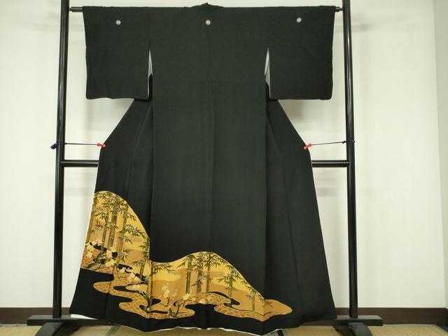 ■■■　サイズ　■■■ 身丈 156.5cm（肩から） 裄丈 62.5cm 袖丈 48cm　縫込み 4cm 袖幅 32.5cm 前幅 23.5cm 後幅 28cm 着物縫いこみ 内揚げ 4.5cm 裄 お袖側 約2cm　身頃側 約3cm ■■■　商品詳細　■■■ 【正絹・五つ紋・比翼仕立て】 状態は画像を添付しておりますので、そちらをご確認下さいますよう宜しくお願い致します。 大変上質な逸品になります。 お安く出品致しますので、是非この機会にいかがでしょうか？ ■■■　注意事項　■■■ ■モニター発色の具合により色合いが異なる場合がございます。 ■寸法は多少の誤差が生じる場合がございますのでご了承ください。 ■縫込みの長さが左右非対称の場合は短い部分を記載しております。 左右非対称であってもご返品・お値引き等の保証は出来かねますので、ご了承の上ご購入をお願い致します。 ■シミ等のチェックには注意を払っておりますが、見落としがある場合もございますし、個人の見解も様々ですので神経質な方のご購入はお控えください。 ■箪笥に入っておりました着物や帯なので畳みシワや匂いがあるものもございます。 ■お休みは基本的に土日祝となりますが、その他臨時でお休みする場合がございますのでご了承ください。 ■商品の発送は平日のみの発送となります。 ■夜間と土曜、日曜日はお問い合わせの回答が遅れる場合がございます。 ■当店では、お直し、紋入れ、お手入れ等は承っておりません。 ■生地の状態（ヤケ、経年劣化等）によってはサイズ直しが出来ない場合がございます。 その点もどうかご了承のうえ、ご購入をお願いいたします。 ■弊社で取り扱う商品は一点ものにつき、時期や在庫状況に応じて金額が変更となる場合がございます。 ■検針は行っておりません。予めご了承いただきますようお願いいたします。 ■【洗える着物】と記載のある商品におきましては、商品お届け後に洗濯を行ってしまってからのご返品にはご対応しかねます。 念の為、専門店でのお手入れをお願いいたします。 ■着物のサイズ目安は下記を参考ください↓ ＜女性着物＞　お端折り次第で＋5cm　−1cmが着用可能サイズ 　例）身丈170cmの場合、身長160cm〜175cm ＜男性着物＞　身丈＋約25cm〜27cm程が適応身長 　例）身丈155cmの場合、身長180〜182cm