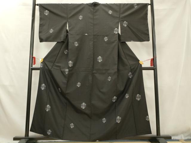 ■■■　サイズ　■■■ 身丈 158.5cm（肩から） 裄丈 65cm 袖丈 49cm　縫込み 3cm 袖幅 32.5cm 前幅 22.5cm 後幅 28.5cm 着物縫いこみ 内揚げ 4.5cm 裄 お袖側 約3cm　身頃側 約1.5cm ■■■　商品詳細　■■■ 【正絹】 状態は画像を添付しておりますので、そちらをご確認下さいますよう宜しくお願い致します。 大変上質な逸品になります。 お安く出品致しますので、是非この機会にいかがでしょうか？ ■■■　注意事項　■■■ ■モニター発色の具合により色合いが異なる場合がございます。 ■寸法は多少の誤差が生じる場合がございますのでご了承ください。 ■縫込みの長さが左右非対称の場合は短い部分を記載しております。 左右非対称であってもご返品・お値引き等の保証は出来かねますので、ご了承の上ご購入をお願い致します。 ■シミ等のチェックには注意を払っておりますが、見落としがある場合もございますし、個人の見解も様々ですので神経質な方のご購入はお控えください。 ■箪笥に入っておりました着物や帯なので畳みシワや匂いがあるものもございます。 ■お休みは基本的に土日祝となりますが、その他臨時でお休みする場合がございますのでご了承ください。 ■商品の発送は平日のみの発送となります。 ■夜間と土曜、日曜日はお問い合わせの回答が遅れる場合がございます。 ■当店では、お直し、紋入れ、お手入れ等は承っておりません。 ■生地の状態（ヤケ、経年劣化等）によってはサイズ直しが出来ない場合がございます。 その点もどうかご了承のうえ、ご購入をお願いいたします。 ■弊社で取り扱う商品は一点ものにつき、時期や在庫状況に応じて金額が変更となる場合がございます。 ■検針は行っておりません。予めご了承いただきますようお願いいたします。 ■【洗える着物】と記載のある商品におきましては、商品お届け後に洗濯を行ってしまってからのご返品にはご対応しかねます。 念の為、専門店でのお手入れをお願いいたします。 ■着物のサイズ目安は下記を参考ください↓ ＜女性着物＞　お端折り次第で＋5cm　−1cmが着用可能サイズ 　例）身丈170cmの場合、身長160cm〜175cm ＜男性着物＞　身丈＋約25cm〜27cm程が適応身長 　例）身丈155cmの場合、身長180〜182cm