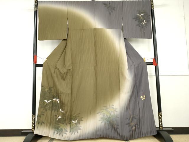 ■■■　サイズ　■■■ 身丈 160.5cm（肩から） 裄丈 68cm 袖丈 49cm　縫込み 7cm 袖幅 34.5cm 前幅 23cm 後幅 29cm 着物縫いこみ 内揚げ 5cm 裄 お袖側 約2cm　身頃側 約1.5cm ■■■　商品詳細　■■■ 【正絹】 状態は特に目立ったシミ汚れなどもなく大変良い状態です。 大変上質な逸品になります。 お安く出品致しますので、是非この機会にいかがでしょうか？ ■■■　注意事項　■■■ ■モニター発色の具合により色合いが異なる場合がございます。 ■寸法は多少の誤差が生じる場合がございますのでご了承ください。 ■縫込みの長さが左右非対称の場合は短い部分を記載しております。 左右非対称であってもご返品・お値引き等の保証は出来かねますので、ご了承の上ご購入をお願い致します。 ■シミ等のチェックには注意を払っておりますが、見落としがある場合もございますし、個人の見解も様々ですので神経質な方のご購入はお控えください。 ■箪笥に入っておりました着物や帯なので畳みシワや匂いがあるものもございます。 ■お休みは基本的に土日祝となりますが、その他臨時でお休みする場合がございますのでご了承ください。 ■商品の発送は平日のみの発送となります。 ■夜間と土曜、日曜日はお問い合わせの回答が遅れる場合がございます。 ■当店では、お直し、紋入れ、お手入れ等は承っておりません。 ■生地の状態（ヤケ、経年劣化等）によってはサイズ直しが出来ない場合がございます。 その点もどうかご了承のうえ、ご購入をお願いいたします。 ■弊社で取り扱う商品は一点ものにつき、時期や在庫状況に応じて金額が変更となる場合がございます。 ■検針は行っておりません。予めご了承いただきますようお願いいたします。 ■【洗える着物】と記載のある商品におきましては、商品お届け後に洗濯を行ってしまってからのご返品にはご対応しかねます。 念の為、専門店でのお手入れをお願いいたします。 ■着物のサイズ目安は下記を参考ください↓ ＜女性着物＞　お端折り次第で＋5cm　−1cmが着用可能サイズ 　例）身丈170cmの場合、身長160cm〜175cm ＜男性着物＞　身丈＋約25cm〜27cm程が適応身長 　例）身丈155cmの場合、身長180〜182cm