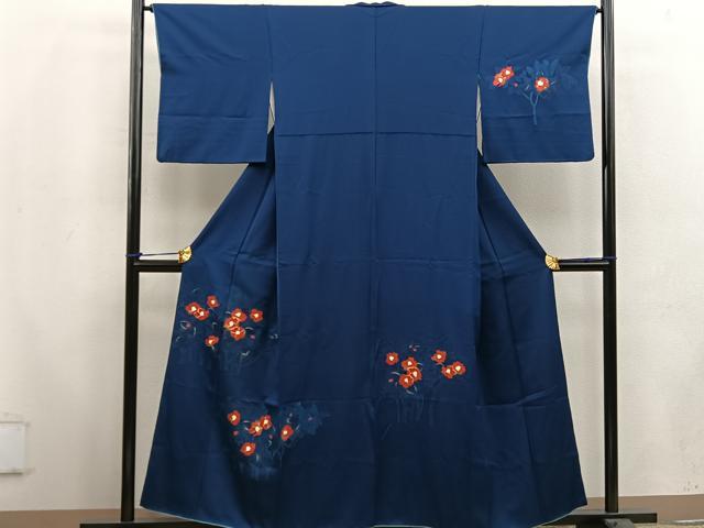 ■■■　サイズ　■■■ 身丈 154.5cm（肩から） 裄丈 64.5cm 袖丈 47.5cm　縫込み 4.5cm 袖幅 32.5cm 前幅 24.5cm 後幅 29cm 着物縫いこみ 内揚げ 6cm 裄 お袖側 約3.5cm　身頃側 約3cm ■■■　商品詳細　■■■ 【正絹】 状態は画像を添付しておりますので、そちらをご確認下さいますよう宜しくお願い致します。 大変上質な逸品になります。 お安く出品致しますので、是非この機会にいかがでしょうか？ ■■■　注意事項　■■■ ■モニター発色の具合により色合いが異なる場合がございます。 ■寸法は多少の誤差が生じる場合がございますのでご了承ください。 ■縫込みの長さが左右非対称の場合は短い部分を記載しております。 左右非対称であってもご返品・お値引き等の保証は出来かねますので、ご了承の上ご購入をお願い致します。 ■シミ等のチェックには注意を払っておりますが、見落としがある場合もございますし、個人の見解も様々ですので神経質な方のご購入はお控えください。 ■箪笥に入っておりました着物や帯なので畳みシワや匂いがあるものもございます。 ■お休みは基本的に土日祝となりますが、その他臨時でお休みする場合がございますのでご了承ください。 ■商品の発送は平日のみの発送となります。 ■夜間と土曜、日曜日はお問い合わせの回答が遅れる場合がございます。 ■当店では、お直し、紋入れ、お手入れ等は承っておりません。 ■生地の状態（ヤケ、経年劣化等）によってはサイズ直しが出来ない場合がございます。 その点もどうかご了承のうえ、ご購入をお願いいたします。 ■弊社で取り扱う商品は一点ものにつき、時期や在庫状況に応じて金額が変更となる場合がございます。 ■検針は行っておりません。予めご了承いただきますようお願いいたします。 ■【洗える着物】と記載のある商品におきましては、商品お届け後に洗濯を行ってしまってからのご返品にはご対応しかねます。 念の為、専門店でのお手入れをお願いいたします。 ■着物のサイズ目安は下記を参考ください↓ ＜女性着物＞　お端折り次第で＋5cm　−1cmが着用可能サイズ 　例）身丈170cmの場合、身長160cm〜175cm ＜男性着物＞　身丈＋約25cm〜27cm程が適応身長 　例）身丈155cmの場合、身長180〜182cm