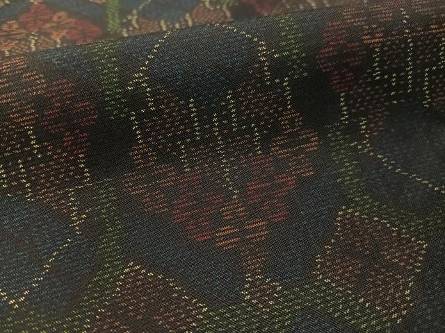 ■■■　サイズ　■■■ 身丈 156.5cm（肩から） 裄丈 64.5cm 袖丈 49.5cm　縫込み 5cm 袖幅 33.5cm 前幅 24.5cm 後幅 29.5cm 着物縫いこみ 内揚げ 4.5cm 裄 お袖側 約3cm　身頃側 約4cm ■■■　商品詳細　■■■ 【正絹】 状態は画像を添付しておりますので、そちらをご確認下さいますよう宜しくお願い致します。 大変上質な逸品になります。 お安く出品致しますので、是非この機会にいかがでしょうか？ ■■■　注意事項　■■■ ■モニター発色の具合により色合いが異なる場合がございます。 ■寸法は多少の誤差が生じる場合がございますのでご了承ください。 ■縫込みの長さが左右非対称の場合は短い部分を記載しております。 左右非対称であってもご返品・お値引き等の保証は出来かねますので、ご了承の上ご購入をお願い致します。 ■シミ等のチェックには注意を払っておりますが、見落としがある場合もございますし、個人の見解も様々ですので神経質な方のご購入はお控えください。 ■箪笥に入っておりました着物や帯なので畳みシワや匂いがあるものもございます。 ■お休みは基本的に土日祝となりますが、その他臨時でお休みする場合がございますのでご了承ください。 ■商品の発送は平日のみの発送となります。 ■夜間と土曜、日曜日はお問い合わせの回答が遅れる場合がございます。 ■当店では、お直し、紋入れ、お手入れ等は承っておりません。 ■生地の状態（ヤケ、経年劣化等）によってはサイズ直しが出来ない場合がございます。 その点もどうかご了承のうえ、ご購入をお願いいたします。 ■弊社で取り扱う商品は一点ものにつき、時期や在庫状況に応じて金額が変更となる場合がございます。 ■検針は行っておりません。予めご了承いただきますようお願いいたします。 ■【洗える着物】と記載のある商品におきましては、商品お届け後に洗濯を行ってしまってからのご返品にはご対応しかねます。 念の為、専門店でのお手入れをお願いいたします。 ■着物のサイズ目安は下記を参考ください↓ ＜女性着物＞　お端折り次第で＋5cm　−1cmが着用可能サイズ 　例）身丈170cmの場合、身長160cm〜175cm ＜男性着物＞　身丈＋約25cm〜27cm程が適応身長 　例）身丈155cmの場合、身長180〜182cm