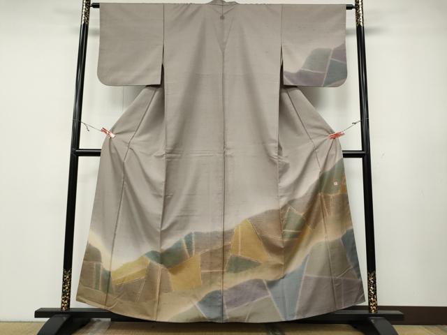 ■■■　サイズ　■■■ 身丈 157cm（肩から） 裄丈 63cm 袖丈 45cm　縫込み 9cm 袖幅 32.5cm 前幅 24cm 後幅 29cm 着物縫いこみ 内揚げ 7cm 裄 お袖側 約4cm　身頃側 約4.5cm ■■■　商品詳細　■■■ 【正絹・一つ紋】 状態は接写画像のように衿・衿山・左袖前・両袖口・胴裏に薄い汚れがございますが その他特に目立ったシミ汚れなどもなく大変良い状態です。 石川県の白峰村で生産されている牛首紬(うしくびつむぎ)は、 日本三大紬のなかで最も生産量が少ない織物です。 牛首紬は二匹の蚕が偶然作りだす玉繭を直接手で引き出して一本の糸にしていく 「のべ引き」という工程によって味わいのある節、美しい艶、滑らかな手触りが生まれます。 玉繭から引き出した太くしっかりとした糸によって堅牢度が高くなり、 別名「釘抜き紬」とも称されます。 複雑に絡み合った玉繭から一本の糸を作るには高度な熟練の技が要求され、 それこそが牛首紬の独自性を守っているのです。 また、牛首紬の特徴は 玉繭から手挽きする玉糸づくりと糸づくりから織りまでの 合計20にもわたる工程を一貫作業で生産していることです。 職人の手の温もりをたっぷりと含んで、 しなやかさとハリのある上質な地風が生まれます。 大変上質な逸品になります。 お安く出品致しますので、是非この機会にいかがでしょうか？ ■■■　注意事項　■■■ ■モニター発色の具合により色合いが異なる場合がございます。 ■寸法は多少の誤差が生じる場合がございますのでご了承ください。 ■縫込みの長さが左右非対称の場合は短い部分を記載しております。 左右非対称であってもご返品・お値引き等の保証は出来かねますので、ご了承の上ご購入をお願い致します。 ■シミ等のチェックには注意を払っておりますが、見落としがある場合もございますし、個人の見解も様々ですので神経質な方のご購入はお控えください。 ■箪笥に入っておりました着物や帯なので畳みシワや匂いがあるものもございます。 ■お休みは基本的に土日祝となりますが、その他臨時でお休みする場合がございますのでご了承ください。 ■商品の発送は平日のみの発送となります。 ■夜間と土曜、日曜日はお問い合わせの回答が遅れる場合がございます。 ■当店では、お直し、紋入れ、お手入れ等は承っておりません。 ■生地の状態（ヤケ、経年劣化等）によってはサイズ直しが出来ない場合がございます。 その点もどうかご了承のうえ、ご購入をお願いいたします。 ■弊社で取り扱う商品は一点ものにつき、時期や在庫状況に応じて金額が変更となる場合がございます。 ■検針は行っておりません。予めご了承いただきますようお願いいたします。 ■【洗える着物】と記載のある商品におきましては、商品お届け後に洗濯を行ってしまってからのご返品にはご対応しかねます。 念の為、専門店でのお手入れをお願いいたします。 ■着物のサイズ目安は下記を参考ください↓ ＜女性着物＞　お端折り次第で＋5cm　−1cmが着用可能サイズ 　例）身丈170cmの場合、身長160cm〜175cm ＜男性着物＞　身丈＋約25cm〜27cm程が適応身長 　例）身丈155cmの場合、身長180〜182cm