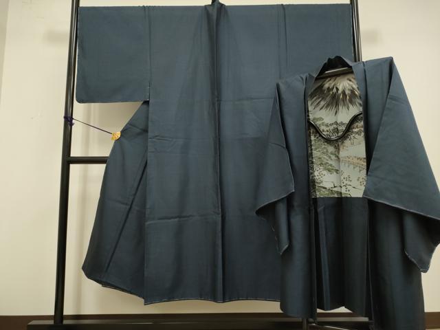 ■■■　サイズ　■■■ 【着物】 身丈 139.5cm（肩から） 裄丈 72cm 袖丈 50cm 袖幅 35.5cm 前幅 30.5cm 後幅 34cm 着物縫いこみ 内揚げ 6cm 裄 お袖側 約 1.5cm　身頃側 約 1cm 【羽織】 身丈 90cm（肩から） 裄丈 72.5cm 袖丈 50cm 袖幅 36cm 前幅 24cm 後幅 34cm 裄 お袖側 約 1cm　身頃側 約 0cm ■■■　商品詳細　■■■ 【正絹・未使用】 着物の状態は特に目立ったシミ汚れなどもなく大変良い状態です。 羽織の状態は接写画像のように 羽裏に薄いシミがございますが その他表地は特に目立ったシミ汚れなどもなく大変良い状態です。 大変上質な極上の逸品になります。 お安く出品致しますので、是非この機会にいかがでしょうか？ ■■■　注意事項　■■■ ■モニター発色の具合により色合いが異なる場合がございます。 ■寸法は多少の誤差が生じる場合がございますのでご了承ください。 ■縫込みの長さが左右非対称の場合は短い部分を記載しております。 左右非対称であってもご返品・お値引き等の保証は出来かねますので、ご了承の上ご購入をお願い致します。 ■シミ等のチェックには注意を払っておりますが、見落としがある場合もございますし、個人の見解も様々ですので神経質な方のご購入はお控えください。 ■箪笥に入っておりました着物や帯なので畳みシワや匂いがあるものもございます。 ■お休みは基本的に土日祝となりますが、その他臨時でお休みする場合がございますのでご了承ください。 ■商品の発送は平日のみの発送となります。 ■夜間と土曜、日曜日はお問い合わせの回答が遅れる場合がございます。 ■当店では、お直し、紋入れ、お手入れ等は承っておりません。 ■生地の状態（ヤケ、経年劣化等）によってはサイズ直しが出来ない場合がございます。 その点もどうかご了承のうえ、ご購入をお願いいたします。 ■弊社で取り扱う商品は一点ものにつき、時期や在庫状況に応じて金額が変更となる場合がございます。 ■検針は行っておりません。予めご了承いただきますようお願いいたします。 ■【洗える着物】と記載のある商品におきましては、商品お届け後に洗濯を行ってしまってからのご返品にはご対応しかねます。 念の為、専門店でのお手入れをお願いいたします。 ■着物のサイズ目安は下記を参考ください↓ ＜女性着物＞　お端折り次第で＋5?　−10?が着用可能サイズ 　例）身丈170?の場合、身長160?〜175? ＜男性着物＞　身丈＋約25?〜27?程が適応身長 　例）身丈155?の場合、身長180〜182?