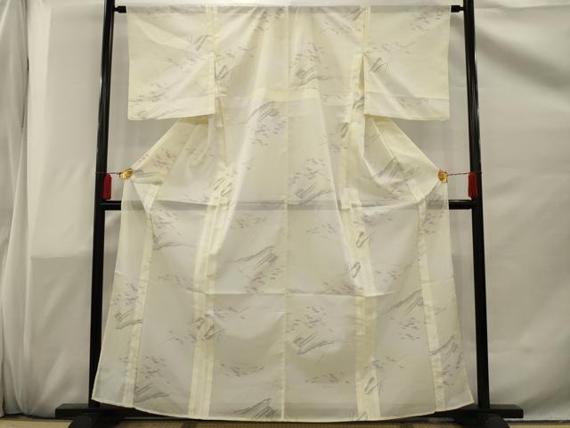 ■■■　サイズ　■■■ 身丈 159cm（肩から） 裄丈 63.5cm 袖丈 47cm　縫込み 1cm 袖幅 33cm 前幅 25cm 後幅 29.5cm 着物縫いこみ 内揚げ 2.5cm 裄 お袖側 約1.5cm　身頃側 約2cm ■■■　商品詳細　■■■ 【化繊】 状態は接写画像のように下前おくみ・左袖前に薄い汚れがございますが その他特に目立ったシミ汚れなどもなく大変良い状態です。 お安く出品致しますので、是非この機会にいかがでしょうか？ ■■■　注意事項　■■■ ■モニター発色の具合により色合いが異なる場合がございます。 ■寸法は多少の誤差が生じる場合がございますのでご了承ください。 ■縫込みの長さが左右非対称の場合は短い部分を記載しております。 左右非対称であってもご返品・お値引き等の保証は出来かねますので、ご了承の上ご購入をお願い致します。 ■シミ等のチェックには注意を払っておりますが、見落としがある場合もございますし、個人の見解も様々ですので神経質な方のご購入はお控えください。 ■箪笥に入っておりました着物や帯なので畳みシワや匂いがあるものもございます。 ■お休みは基本的に土日祝となりますが、その他臨時でお休みする場合がございますのでご了承ください。 ■商品の発送は平日のみの発送となります。 ■夜間と土曜、日曜日はお問い合わせの回答が遅れる場合がございます。 ■当店では、お直し、紋入れ、お手入れ等は承っておりません。 ■生地の状態（ヤケ、経年劣化等）によってはサイズ直しが出来ない場合がございます。 その点もどうかご了承のうえ、ご購入をお願いいたします。 ■弊社で取り扱う商品は一点ものにつき、時期や在庫状況に応じて金額が変更となる場合がございます。 ■検針は行っておりません。予めご了承いただきますようお願いいたします。 ■【洗える着物】と記載のある商品におきましては、商品お届け後に洗濯を行ってしまってからのご返品にはご対応しかねます。 念の為、専門店でのお手入れをお願いいたします。 ■着物のサイズ目安は下記を参考ください↓ ＜女性着物＞　お端折り次第で＋5cm　−1cmが着用可能サイズ 　例）身丈170cmの場合、身長160cm〜175cm ＜男性着物＞　身丈＋約25cm〜27cm程が適応身長 　例）身丈155cmの場合、身長180〜182cm