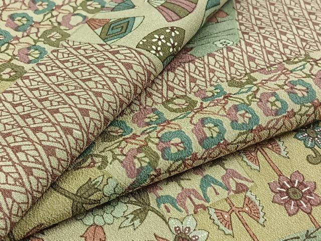 ■■■　サイズ　■■■ 身丈 156cm（肩から） 裄丈 64cm 袖丈 48cm　縫込み 2cm 袖幅 32cm 前幅 25cm 後幅 29cm 着物縫いこみ 内揚げ 0cm 裄 お袖側 約1cm　身頃側 約0cm ■■■　商品詳細　■■■ 【正絹】 状態は接写画像のように衿裏に薄い汚れがございますが その他特に目立ったシミ汚れなどもなく大変良い状態です。 大変上質な逸品になります。 お安く出品致しますので、是非この機会にいかがでしょうか？ ■■■　注意事項　■■■ ■モニター発色の具合により色合いが異なる場合がございます。 ■寸法は多少の誤差が生じる場合がございますのでご了承ください。 ■縫込みの長さが左右非対称の場合は短い部分を記載しております。 左右非対称であってもご返品・お値引き等の保証は出来かねますので、ご了承の上ご購入をお願い致します。 ■シミ等のチェックには注意を払っておりますが、見落としがある場合もございますし、個人の見解も様々ですので神経質な方のご購入はお控えください。 ■箪笥に入っておりました着物や帯なので畳みシワや匂いがあるものもございます。 ■お休みは基本的に土日祝となりますが、その他臨時でお休みする場合がございますのでご了承ください。 ■商品の発送は平日のみの発送となります。 ■夜間と土曜、日曜日はお問い合わせの回答が遅れる場合がございます。 ■当店では、お直し、紋入れ、お手入れ等は承っておりません。 ■生地の状態（ヤケ、経年劣化等）によってはサイズ直しが出来ない場合がございます。 その点もどうかご了承のうえ、ご購入をお願いいたします。 ■弊社で取り扱う商品は一点ものにつき、時期や在庫状況に応じて金額が変更となる場合がございます。 ■検針は行っておりません。予めご了承いただきますようお願いいたします。 ■【洗える着物】と記載のある商品におきましては、商品お届け後に洗濯を行ってしまってからのご返品にはご対応しかねます。 念の為、専門店でのお手入れをお願いいたします。 ■着物のサイズ目安は下記を参考ください↓ ＜女性着物＞　お端折り次第で＋5cm　−1cmが着用可能サイズ 　例）身丈170cmの場合、身長160cm〜175cm ＜男性着物＞　身丈＋約25cm〜27cm程が適応身長 　例）身丈155cmの場合、身長180〜182cm