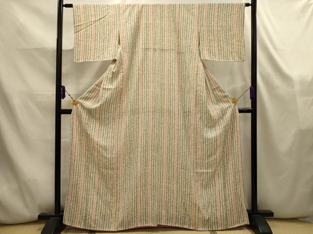■■■　サイズ　■■■ 身丈 162cm（肩から） 裄丈 61.5cm 袖丈 43cm　縫込み 4cm 袖幅 32.5cm 前幅 23cm 後幅 30cm 着物縫いこみ 内揚げ 0cm 裄 お袖側 約2.5cm　身頃側 約3cm ■■■　商品詳細　■■■ 【正絹】 状態は画像を添付しておりますので、そちらをご確認下さいますよう宜しくお願い致します。 大変上質な逸品になります。 お安く出品致しますので、是非この機会にいかがでしょうか？ ■■■　注意事項　■■■ ■モニター発色の具合により色合いが異なる場合がございます。 ■寸法は多少の誤差が生じる場合がございますのでご了承ください。 ■縫込みの長さが左右非対称の場合は短い部分を記載しております。 左右非対称であってもご返品・お値引き等の保証は出来かねますので、ご了承の上ご購入をお願い致します。 ■シミ等のチェックには注意を払っておりますが、見落としがある場合もございますし、個人の見解も様々ですので神経質な方のご購入はお控えください。 ■箪笥に入っておりました着物や帯なので畳みシワや匂いがあるものもございます。 ■お休みは基本的に土日祝となりますが、その他臨時でお休みする場合がございますのでご了承ください。 ■商品の発送は平日のみの発送となります。 ■夜間と土曜、日曜日はお問い合わせの回答が遅れる場合がございます。 ■当店では、お直し、紋入れ、お手入れ等は承っておりません。 ■生地の状態（ヤケ、経年劣化等）によってはサイズ直しが出来ない場合がございます。 その点もどうかご了承のうえ、ご購入をお願いいたします。 ■弊社で取り扱う商品は一点ものにつき、時期や在庫状況に応じて金額が変更となる場合がございます。 ■検針は行っておりません。予めご了承いただきますようお願いいたします。 ■【洗える着物】と記載のある商品におきましては、商品お届け後に洗濯を行ってしまってからのご返品にはご対応しかねます。 念の為、専門店でのお手入れをお願いいたします。 ■写真に写っている物が全てになります。それ以外の付属品はございませんのでご了承ください。 ■状態に関する写真につきましては、掲載可能な写真枚数に限りがあるため、各箇所につき1枚参考画像を掲載しております。 ■着物のサイズ目安は下記を参考ください↓ ＜女性着物＞　お端折り次第で＋5cm　−1cmが着用可能サイズ 　例）身丈170cmの場合、身長160cm〜175cm ＜男性着物＞　身丈＋約25cm〜27cm程が適応身長 　例）身丈155cmの場合、身長180〜182cm