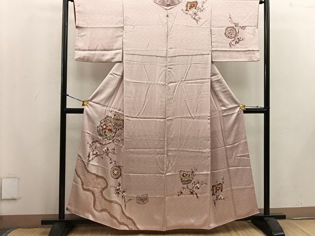 ■■■　サイズ　■■■ 身丈 157.5cm（肩から） 裄丈 64.5cm 袖丈 44.5cm　縫込み 3.5cm 袖幅 32.5cm 前幅 23cm 後幅 30.5cm 着物縫いこみ 内揚げ 0cm 裄 お袖側 約2cm　身頃側 約2.5cm ■■■　商品詳細　■■■ 【正絹・一つ紋】 状態は画像を添付しておりますので、そちらをご確認下さいますよう宜しくお願い致します。 大変上質な逸品になります。 お安く出品致しますので、是非この機会にいかがでしょうか？ ■■■　注意事項　■■■ ■モニター発色の具合により色合いが異なる場合がございます。 ■寸法は多少の誤差が生じる場合がございますのでご了承ください。 ■縫込みの長さが左右非対称の場合は短い部分を記載しております。 左右非対称であってもご返品・お値引き等の保証は出来かねますので、ご了承の上ご購入をお願い致します。 ■シミ等のチェックには注意を払っておりますが、見落としがある場合もございますし、個人の見解も様々ですので神経質な方のご購入はお控えください。 ■箪笥に入っておりました着物や帯なので畳みシワや匂いがあるものもございます。 ■お休みは基本的に土日祝となりますが、その他臨時でお休みする場合がございますのでご了承ください。 ■商品の発送は平日のみの発送となります。 ■夜間と土曜、日曜日はお問い合わせの回答が遅れる場合がございます。 ■当店では、お直し、紋入れ、お手入れ等は承っておりません。 ■生地の状態（ヤケ、経年劣化等）によってはサイズ直しが出来ない場合がございます。 その点もどうかご了承のうえ、ご購入をお願いいたします。 ■弊社で取り扱う商品は一点ものにつき、時期や在庫状況に応じて金額が変更となる場合がございます。 ■検針は行っておりません。予めご了承いただきますようお願いいたします。 ■【洗える着物】と記載のある商品におきましては、商品お届け後に洗濯を行ってしまってからのご返品にはご対応しかねます。 念の為、専門店でのお手入れをお願いいたします。 ■着物のサイズ目安は下記を参考ください↓ ＜女性着物＞　お端折り次第で＋5cm　−1cmが着用可能サイズ 　例）身丈170cmの場合、身長160cm〜175cm ＜男性着物＞　身丈＋約25cm〜27cm程が適応身長 　例）身丈155cmの場合、身長180〜182cm