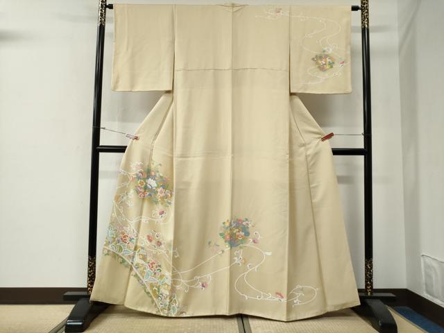 ■■■　サイズ　■■■ 身丈 163cm（肩から） 裄丈 63.5cm 袖丈 49cm　縫込み 9.5cm 袖幅 33cm 前幅 24cm 後幅 31cm 着物縫いこみ 内揚げ 5cm 裄 お袖側 約3cm　身頃側 約5cm ■■■　商品詳細　■■■ 【正絹】 状態は特に目立ったシミ汚れなどもなく大変良い状態です。 大変上質な逸品になります。 お安く出品致しますので、是非この機会にいかがでしょうか？ ■■■　注意事項　■■■ ■モニター発色の具合により色合いが異なる場合がございます。 ■寸法は多少の誤差が生じる場合がございますのでご了承ください。 ■縫込みの長さが左右非対称の場合は短い部分を記載しております。 左右非対称であってもご返品・お値引き等の保証は出来かねますので、ご了承の上ご購入をお願い致します。 ■シミ等のチェックには注意を払っておりますが、見落としがある場合もございますし、個人の見解も様々ですので神経質な方のご購入はお控えください。 ■箪笥に入っておりました着物や帯なので畳みシワや匂いがあるものもございます。 ■お休みは基本的に土日祝となりますが、その他臨時でお休みする場合がございますのでご了承ください。 ■商品の発送は平日のみの発送となります。 ■夜間と土曜、日曜日はお問い合わせの回答が遅れる場合がございます。 ■当店では、お直し、紋入れ、お手入れ等は承っておりません。 ■生地の状態（ヤケ、経年劣化等）によってはサイズ直しが出来ない場合がございます。 その点もどうかご了承のうえ、ご購入をお願いいたします。 ■弊社で取り扱う商品は一点ものにつき、時期や在庫状況に応じて金額が変更となる場合がございます。 ■検針は行っておりません。予めご了承いただきますようお願いいたします。 ■【洗える着物】と記載のある商品におきましては、商品お届け後に洗濯を行ってしまってからのご返品にはご対応しかねます。 念の為、専門店でのお手入れをお願いいたします。 ■写真に写っている物が全てになります。それ以外の付属品はございませんのでご了承ください。 ■着物のサイズ目安は下記を参考ください↓ ＜女性着物＞　お端折り次第で＋5cm　－1cmが着用可能サイズ 　例）身丈170cmの場合、身長160cm～175cm ＜男性着物＞　身丈＋約25cm～27cm程が適応身長 　例）身丈155cmの場合、身長180～182cm