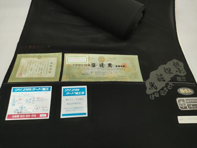 ■■■　サイズ　■■■ 長さ　　着尺分あり 幅　　　約37cm ■■■　商品詳細　■■■ 【正絹・紋付き・未使用】 状態は接写画像のように表地所々・裏面所々に薄い汚れがございます。 大変上質な逸品になります。 お安く出品致しますので、是非この機会にいかがでしょうか？ ■■■　注意事項　■■■ ■モニター発色の具合により色合いが異なる場合がございます。 ■寸法は多少の誤差が生じる場合がございますのでご了承ください。 ■縫込みの長さが左右非対称の場合は短い部分を記載しております。 左右非対称であってもご返品・お値引き等の保証は出来かねますので、ご了承の上ご購入をお願い致します。 ■シミ等のチェックには注意を払っておりますが、見落としがある場合もございますし、個人の見解も様々ですので神経質な方のご購入はお控えください。 ■箪笥に入っておりました着物や帯なので畳みシワや匂いがあるものもございます。 ■お休みは基本的に土日祝となりますが、その他臨時でお休みする場合がございますのでご了承ください。 ■商品の発送は平日のみの発送となります。 ■夜間と土曜、日曜日はお問い合わせの回答が遅れる場合がございます。 ■当店では、お直し、紋入れ、お手入れ等は承っておりません。 ■生地の状態（ヤケ、経年劣化等）によってはサイズ直しが出来ない場合がございます。 その点もどうかご了承のうえ、ご購入をお願いいたします。 ■弊社で取り扱う商品は一点ものにつき、時期や在庫状況に応じて金額が変更となる場合がございます。 ■検針は行っておりません。予めご了承いただきますようお願いいたします。 ■【洗える着物】と記載のある商品におきましては、商品お届け後に洗濯を行ってしまってからのご返品にはご対応しかねます。 念の為、専門店でのお手入れをお願いいたします。 ■着物のサイズ目安は下記を参考ください↓ ＜女性着物＞　お端折り次第で＋5cm　−1cmが着用可能サイズ 　例）身丈170cmの場合、身長160cm〜175cm ＜男性着物＞　身丈＋約25cm〜27cm程が適応身長 　例）身丈155cmの場合、身長180〜182cm