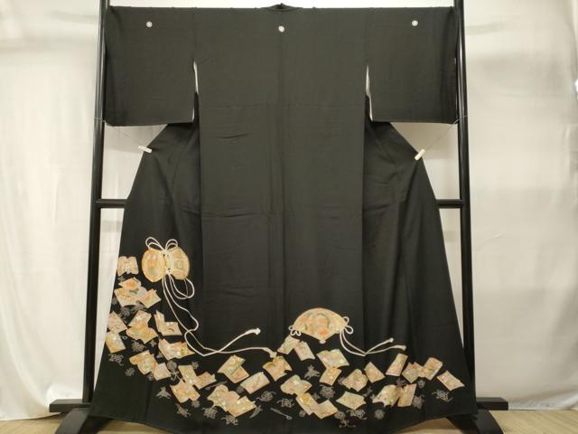 ■■■　サイズ　■■■ 身丈 164cm（肩から） 裄丈 69cm 袖丈 47cm　縫込み 3cm 袖幅 36cm 前幅 25cm 後幅 30cm 着物縫いこみ 内揚げ 0cm 裄 お袖側 約0cm　身頃側 約0cm ■■■　商品詳細　■■■ 【正絹・🔵】 状態は画像を添付しておりますので、そちらをご確認下さいますよう宜しくお願い致します。 大変上質な逸品になります。 お安く出品致しますので、是非この機会にいかがでしょうか？ ■■■　注意事項　■■■ ■モニター発色の具合により色合いが異なる場合がございます。 ■寸法は多少の誤差が生じる場合がございますのでご了承ください。 ■縫込みの長さが左右非対称の場合は短い部分を記載しております。 左右非対称であってもご返品・お値引き等の保証は出来かねますので、ご了承の上ご購入をお願い致します。 ■シミ等のチェックには注意を払っておりますが、見落としがある場合もございますし、個人の見解も様々ですので神経質な方のご購入はお控えください。 ■箪笥に入っておりました着物や帯なので畳みシワや匂いがあるものもございます。 ■お休みは基本的に土日祝となりますが、その他臨時でお休みする場合がございますのでご了承ください。 ■商品の発送は平日のみの発送となります。 ■夜間と土曜、日曜日はお問い合わせの回答が遅れる場合がございます。 ■当店では、お直し、紋入れ、お手入れ等は承っておりません。 ■生地の状態（ヤケ、経年劣化等）によってはサイズ直しが出来ない場合がございます。 その点もどうかご了承のうえ、ご購入をお願いいたします。 ■弊社で取り扱う商品は一点ものにつき、時期や在庫状況に応じて金額が変更となる場合がございます。 ■検針は行っておりません。予めご了承いただきますようお願いいたします。 ■【洗える着物】と記載のある商品におきましては、商品お届け後に洗濯を行ってしまってからのご返品にはご対応しかねます。 念の為、専門店でのお手入れをお願いいたします。 ■写真に写っている物が全てになります。それ以外の付属品はございませんのでご了承ください。 ■状態に関する写真につきましては、掲載可能な写真枚数に限りがあるため、各箇所につき1枚参考画像を掲載しております。 ■着物のサイズ目安は下記を参考ください↓ ＜女性着物＞　お端折り次第で＋5cm　−1cmが着用可能サイズ 　例）身丈170cmの場合、身長160cm〜175cm ＜男性着物＞　身丈＋約25cm〜27cm程が適応身長 　例）身丈155cmの場合、身長180〜182cm