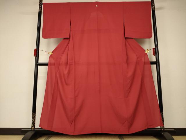 ■■■　サイズ　■■■ 身丈 157.5cm（肩から） 裄丈 67cm 袖丈 49cm　縫込み 3cm 袖幅 33cm 前幅 24.5cm 後幅 31cm 着物縫いこみ 内揚げ 0cm 裄 お袖側 約2cm　身頃側 約1cm ■■■　商品詳細　■■■ 【正絹・一つ紋】 状態は特に目立ったシミ汚れなどもなく大変良い状態です。 大変上質な逸品になります。 お安く出品致しますので、是非この機会にいかがでしょうか？ ■■■　注意事項　■■■ ■モニター発色の具合により色合いが異なる場合がございます。 ■寸法は多少の誤差が生じる場合がございますのでご了承ください。 ■縫込みの長さが左右非対称の場合は短い部分を記載しております。 左右非対称であってもご返品・お値引き等の保証は出来かねますので、ご了承の上ご購入をお願い致します。 ■シミ等のチェックには注意を払っておりますが、見落としがある場合もございますし、個人の見解も様々ですので神経質な方のご購入はお控えください。 ■箪笥に入っておりました着物や帯なので畳みシワや匂いがあるものもございます。 ■お休みは基本的に土日祝となりますが、その他臨時でお休みする場合がございますのでご了承ください。 ■商品の発送は平日のみの発送となります。 ■夜間と土曜、日曜日はお問い合わせの回答が遅れる場合がございます。 ■当店では、お直し、紋入れ、お手入れ等は承っておりません。 ■生地の状態（ヤケ、経年劣化等）によってはサイズ直しが出来ない場合がございます。 その点もどうかご了承のうえ、ご購入をお願いいたします。 ■弊社で取り扱う商品は一点ものにつき、時期や在庫状況に応じて金額が変更となる場合がございます。 ■検針は行っておりません。予めご了承いただきますようお願いいたします。 ■【洗える着物】と記載のある商品におきましては、商品お届け後に洗濯を行ってしまってからのご返品にはご対応しかねます。 念の為、専門店でのお手入れをお願いいたします。 ■着物のサイズ目安は下記を参考ください↓ ＜女性着物＞　お端折り次第で＋5?　−10?が着用可能サイズ 　例）身丈170?の場合、身長160?〜175? ＜男性着物＞　身丈＋約25?〜27?程が適応身長 　例）身丈155?の場合、身長180〜182?