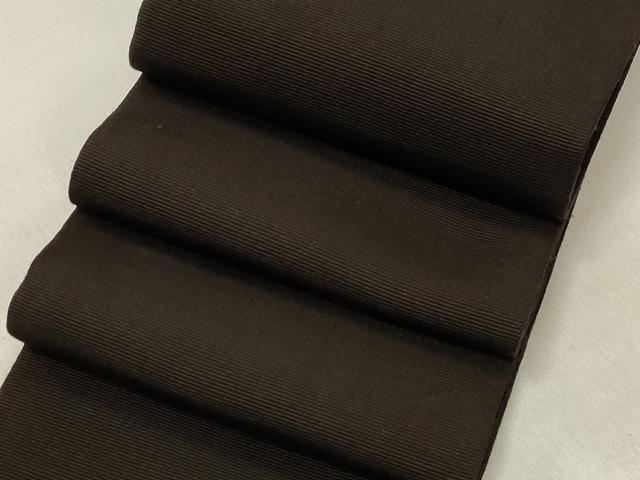 ■■■　サイズ　■■■ 長さ 386cm 幅 10cm程 ■■■　商品詳細　■■■ 【正絹】 状態は接写画像のように胴回りに薄い汚れがございますが その他特に目立ったシミ汚れなどもなく大変良い状態です。 本場筑前博多織は、 福岡県福岡市博多区やその周辺で生産される絹織物です。 仏具のひとつである独鈷、華皿を基にした幾何学模様が織られています。 江戸時代に筑前藩主だった黒田長政が幕府への献上品にしたことから、 博多献上、献上博多とも呼ばれます。 横畝が際立って見える経畝織りという織りになっています。 30～60本の細い経糸を使うため、こしやはりがあり、 地合が硬く、光沢感があります。 きちんと締まり、くずれにくい、締めやすい帯といわれています。 大変上質な逸品になります。 お安く出品致しますので、是非この機会にいかがでしょうか？ ■■■　注意事項　■■■ ■モニター発色の具合により色合いが異なる場合がございます。 ■寸法は多少の誤差が生じる場合がございますのでご了承ください。 ■縫込みの長さが左右非対称の場合は短い部分を記載しております。 左右非対称であってもご返品・お値引き等の保証は出来かねますので、ご了承の上ご購入をお願い致します。 ■シミ等のチェックには注意を払っておりますが、見落としがある場合もございますし、個人の見解も様々ですので神経質な方のご購入はお控えください。 ■箪笥に入っておりました着物や帯なので畳みシワや匂いがあるものもございます。 ■お休みは基本的に土日祝となりますが、その他臨時でお休みする場合がございますのでご了承ください。 ■商品の発送は平日のみの発送となります。 ■夜間と土曜、日曜日はお問い合わせの回答が遅れる場合がございます。 ■当店では、お直し、紋入れ、お手入れ等は承っておりません。 ■生地の状態（ヤケ、経年劣化等）によってはサイズ直しが出来ない場合がございます。 その点もどうかご了承のうえ、ご購入をお願いいたします。 ■弊社で取り扱う商品は一点ものにつき、時期や在庫状況に応じて金額が変更となる場合がございます。 ■検針は行っておりません。予めご了承いただきますようお願いいたします。 ■【洗える着物】と記載のある商品におきましては、商品お届け後に洗濯を行ってしまってからのご返品にはご対応しかねます。 念の為、専門店でのお手入れをお願いいたします。 ■写真に写っている物が全てになります。それ以外の付属品はございませんのでご了承ください。 ■状態に関する写真につきましては、掲載可能な写真枚数に限りがあるため、各箇所につき1枚参考画像を掲載しております。 ■着物のサイズ目安は下記を参考ください↓ ＜女性着物＞　お端折り次第で＋5cm　－1cmが着用可能サイズ 　例）身丈170cmの場合、身長160cm～175cm ＜男性着物＞　身丈＋約25cm～27cm程が適応身長 　例）身丈155cmの場合、身長180～182cm