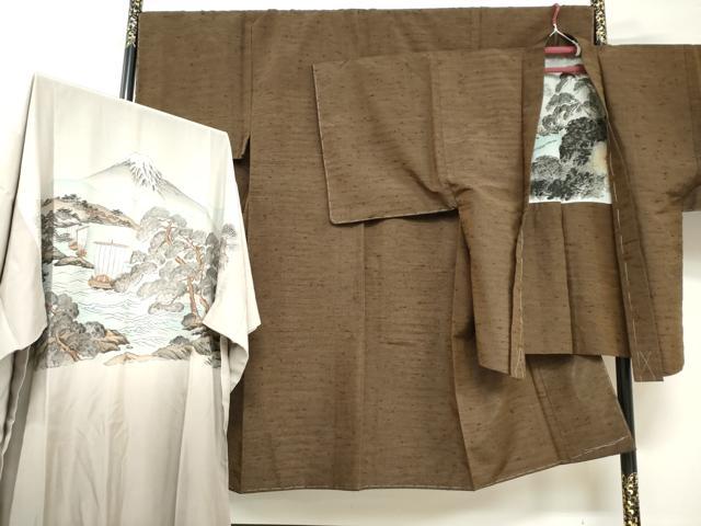 ■■■　サイズ　■■■ 【着物】 身丈 136cm（肩から） 裄丈 70.5cm 袖丈 49.5cm　縫込み 3cm 袖幅 36cm 前幅 27.5cm 後幅 32cm 着物縫いこみ 内揚げ 4cm 裄 お袖側 約3cm　身頃側 約3cm 【羽織】 身丈 88.5cm（肩から） 裄丈 71.5cm 袖丈 49.5cm　縫込み 4cm 袖幅 37cm 前幅 22cm 後幅 32cm 裄 お袖側 約2cm　身頃側 約2cm 【長襦袢】 身丈 132cm（肩から） 裄丈 69cm 袖丈 47.5cm　縫込み 4cm 袖幅 35.5cm 前幅 31.5cm 後幅 35cm 着物縫いこみ 内揚げ 0cm 裄 お袖側 約1cm　身頃側 約1cm ■■■　商品詳細　■■■ 【正絹・未使用】 着物の状態は接写画像のように左袖後に薄い汚れがございますが その他特に目立ったシミ汚れなどもなく大変良い状態です。 羽織の状態は接写画像のように羽裏に薄い汚れがございますが その他特に目立ったシミ汚れなどもなく大変良い状態です。 長襦袢の状態は特に目立ったシミ汚れなどもなく大変良い状態です。 大変上質な逸品になります。 お安く出品致しますので、是非この機会にいかがでしょうか？ ■■■　注意事項　■■■ ■モニター発色の具合により色合いが異なる場合がございます。 ■寸法は多少の誤差が生じる場合がございますのでご了承ください。 ■縫込みの長さが左右非対称の場合は短い部分を記載しております。 左右非対称であってもご返品・お値引き等の保証は出来かねますので、ご了承の上ご購入をお願い致します。 ■シミ等のチェックには注意を払っておりますが、見落としがある場合もございますし、個人の見解も様々ですので神経質な方のご購入はお控えください。 ■箪笥に入っておりました着物や帯なので畳みシワや匂いがあるものもございます。 ■お休みは基本的に土日祝となりますが、その他臨時でお休みする場合がございますのでご了承ください。 ■商品の発送は平日のみの発送となります。 ■夜間と土曜、日曜日はお問い合わせの回答が遅れる場合がございます。 ■当店では、お直し、紋入れ、お手入れ等は承っておりません。 ■生地の状態（ヤケ、経年劣化等）によってはサイズ直しが出来ない場合がございます。 その点もどうかご了承のうえ、ご購入をお願いいたします。 ■弊社で取り扱う商品は一点ものにつき、時期や在庫状況に応じて金額が変更となる場合がございます。 ■検針は行っておりません。予めご了承いただきますようお願いいたします。 ■【洗える着物】と記載のある商品におきましては、商品お届け後に洗濯を行ってしまってからのご返品にはご対応しかねます。 念の為、専門店でのお手入れをお願いいたします。 ■着物のサイズ目安は下記を参考ください↓ ＜女性着物＞　お端折り次第で＋5cm　−1cmが着用可能サイズ 　例）身丈170cmの場合、身長160cm〜175cm ＜男性着物＞　身丈＋約25cm〜27cm程が適応身長 　例）身丈155cmの場合、身長180〜182cm